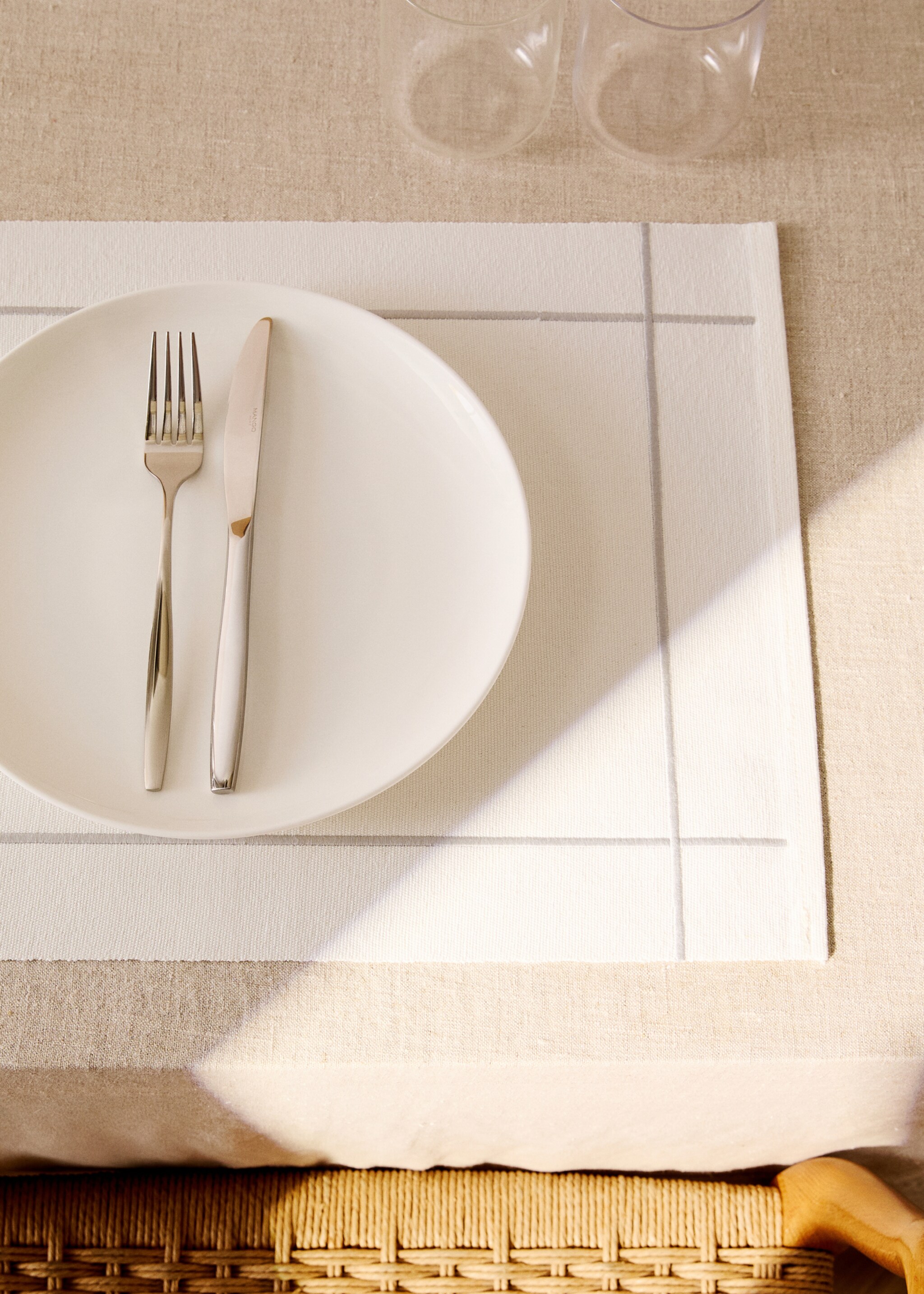 Cotton embroidered placemat with scalloped detail - General plane, Light/Pastel Grey. Ref: 87083313-00.