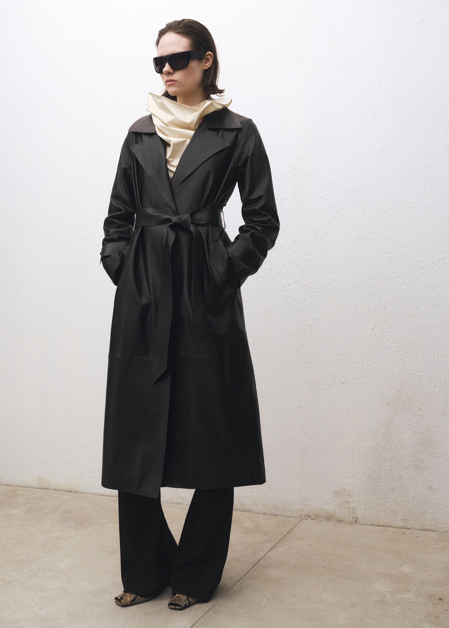 Ledertrenchcoat mit Gürtel - Allgemeine Ansicht