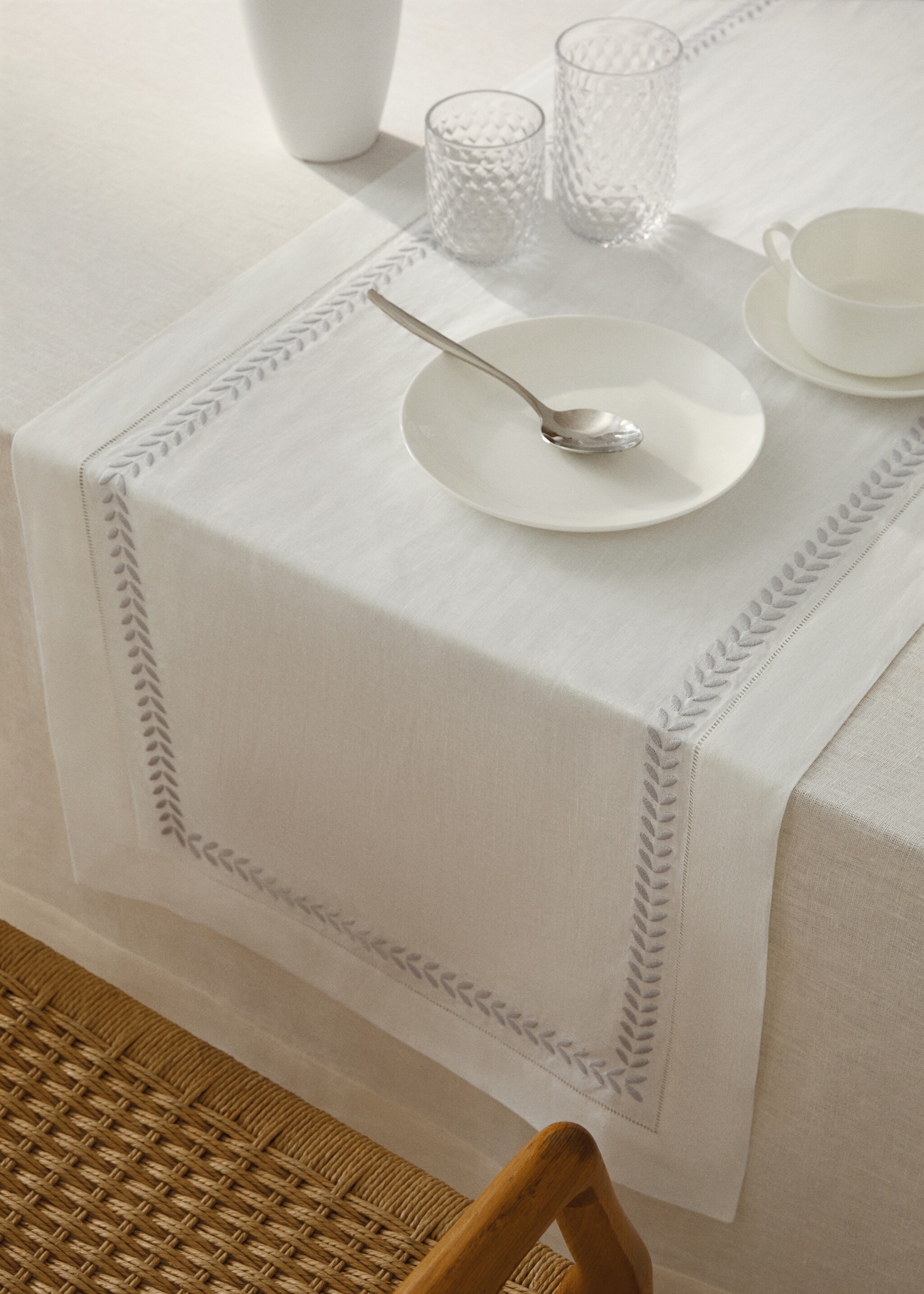 Linen embroidered table runner with herringbone detail - General plane