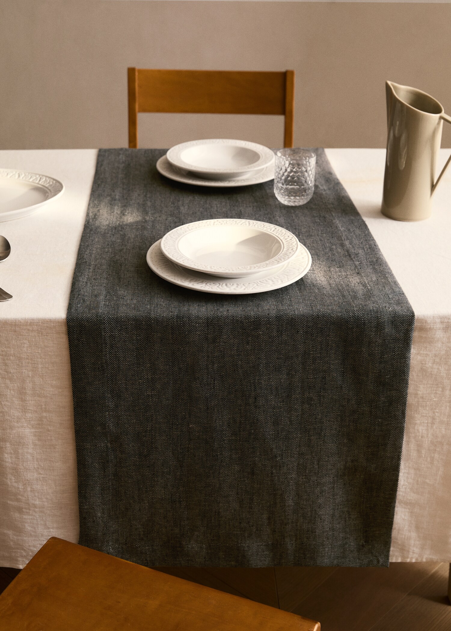 Caminho de mesa de linho com estrutura em espiga - Plano geral
