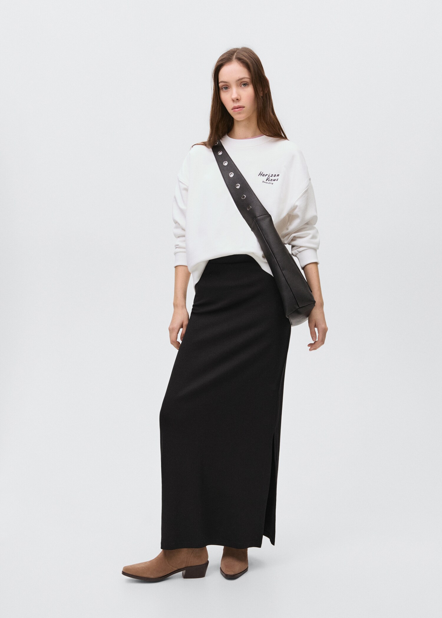 Long skirt with side slit - General plane