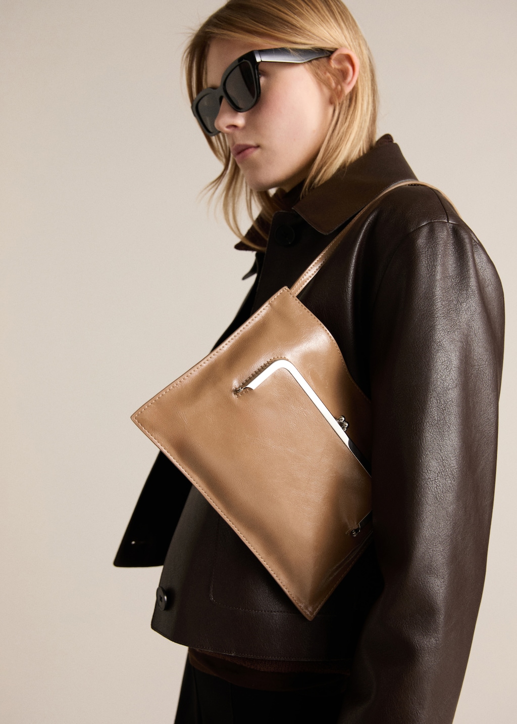 Shoulder bag with pochette pocket