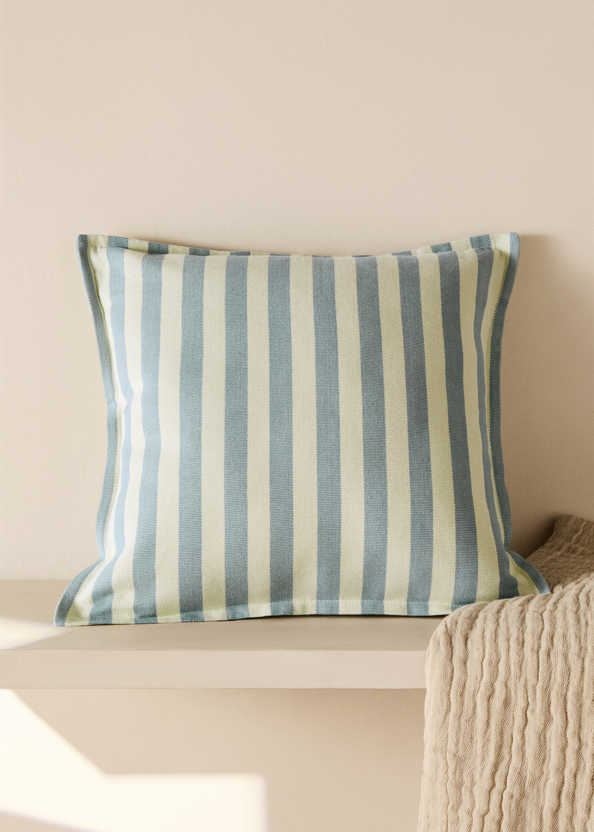 Çocuk için volan detaylı yastık kılıfı 40x40 cm - Genel plan