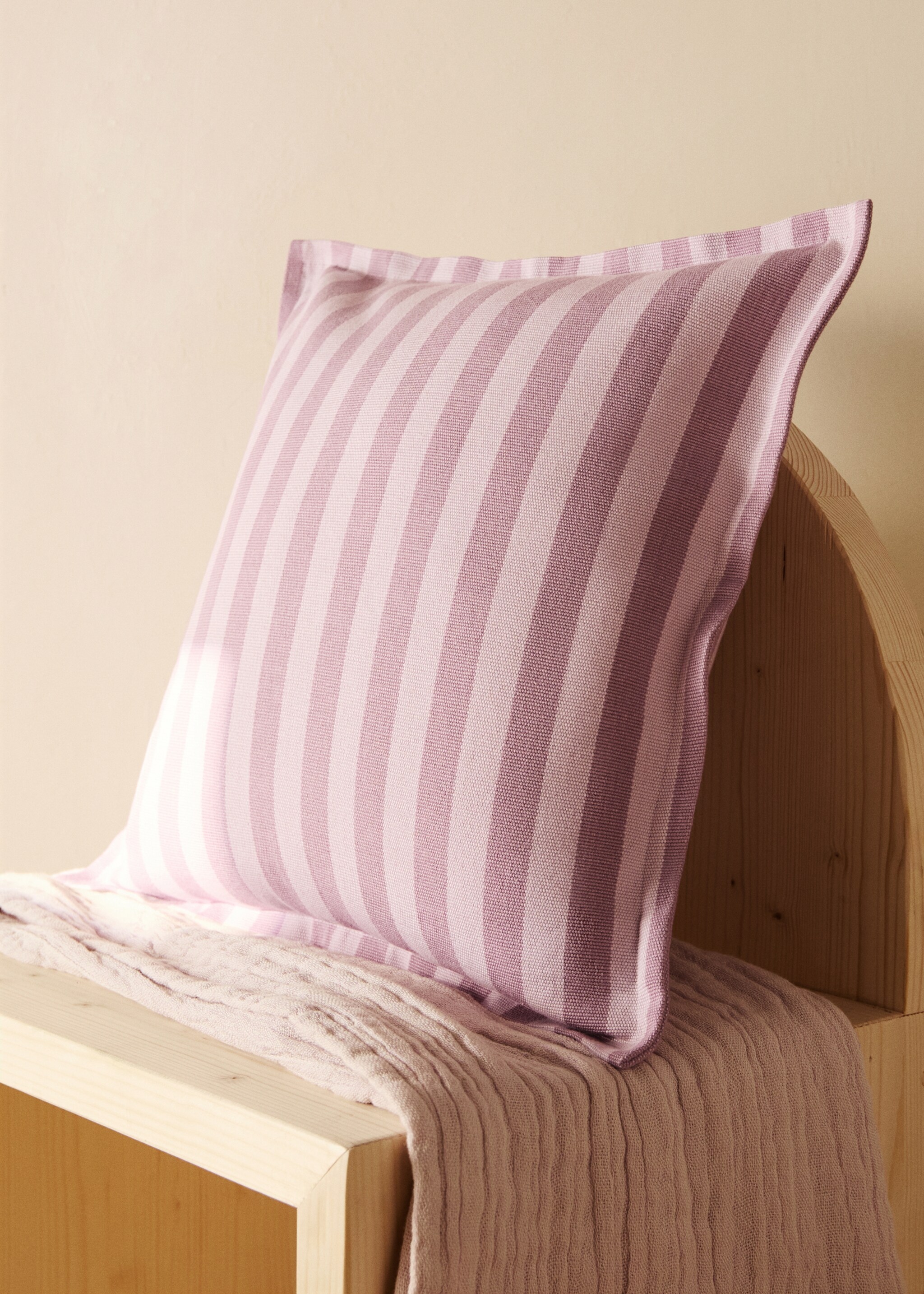 Çocuk için volan detaylı yastık kılıfı 40x40 cm - Genel plan