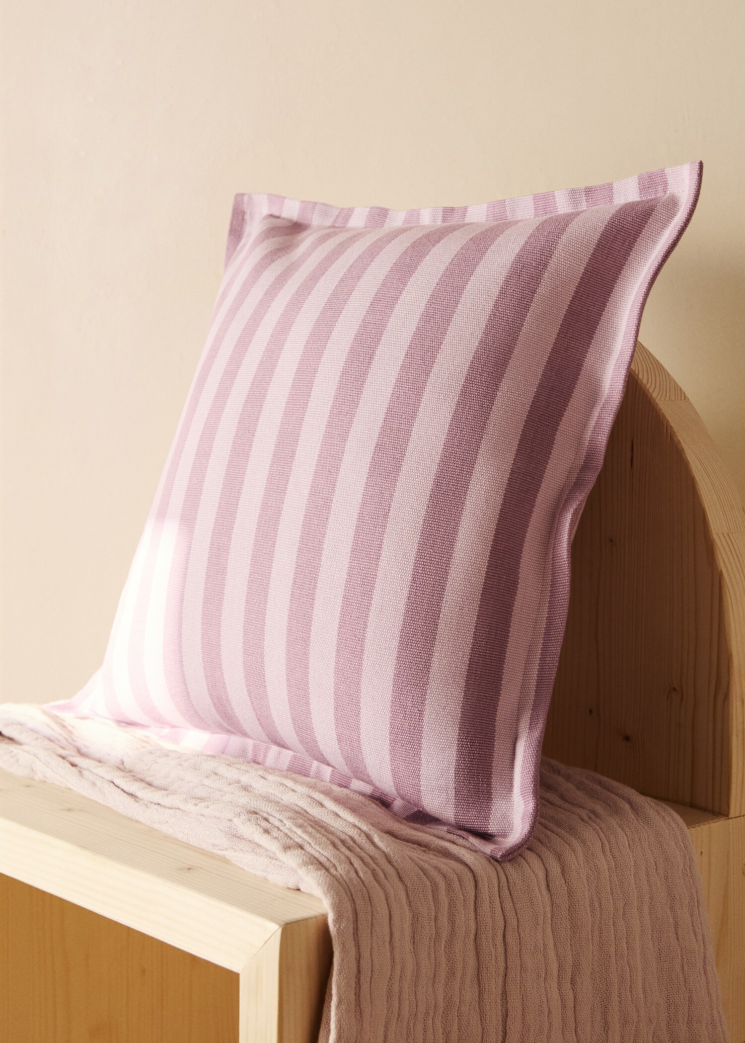 Çocuk için volan detaylı yastık kılıfı 40x40 cm - Genel plan