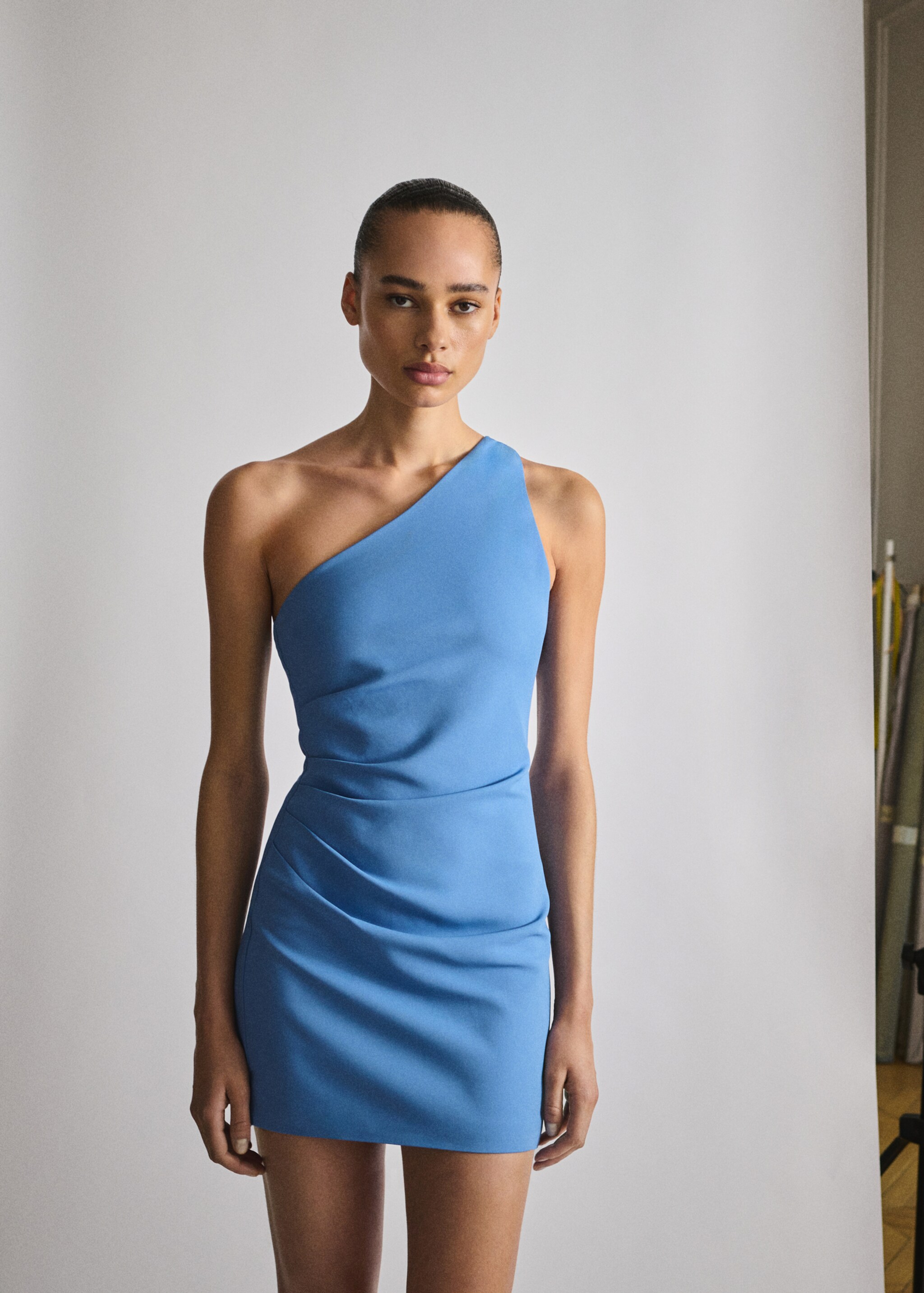 Robe satinée drapée détail nœud - Plan général