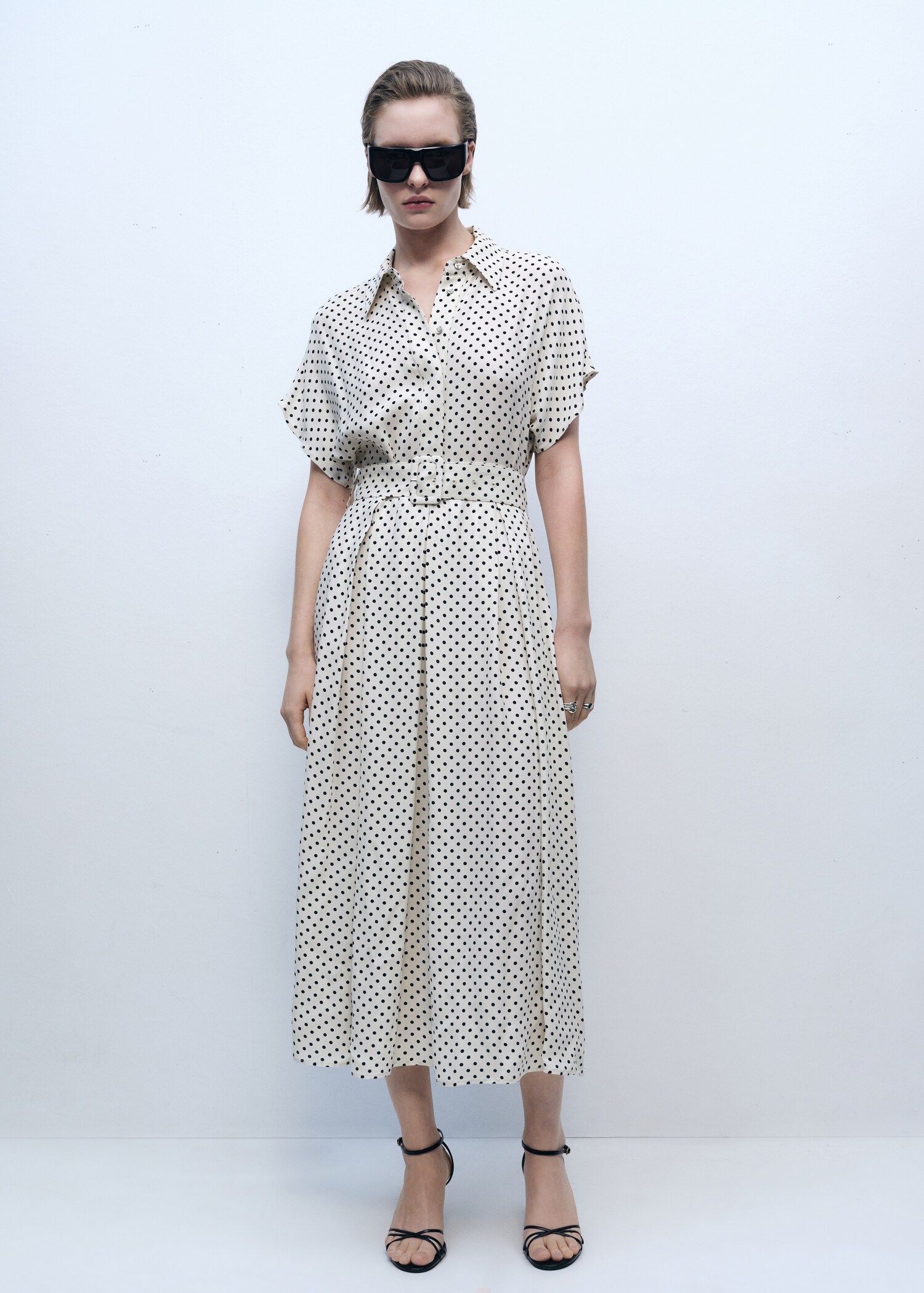 Robe à pois avec ceinture - Plan général