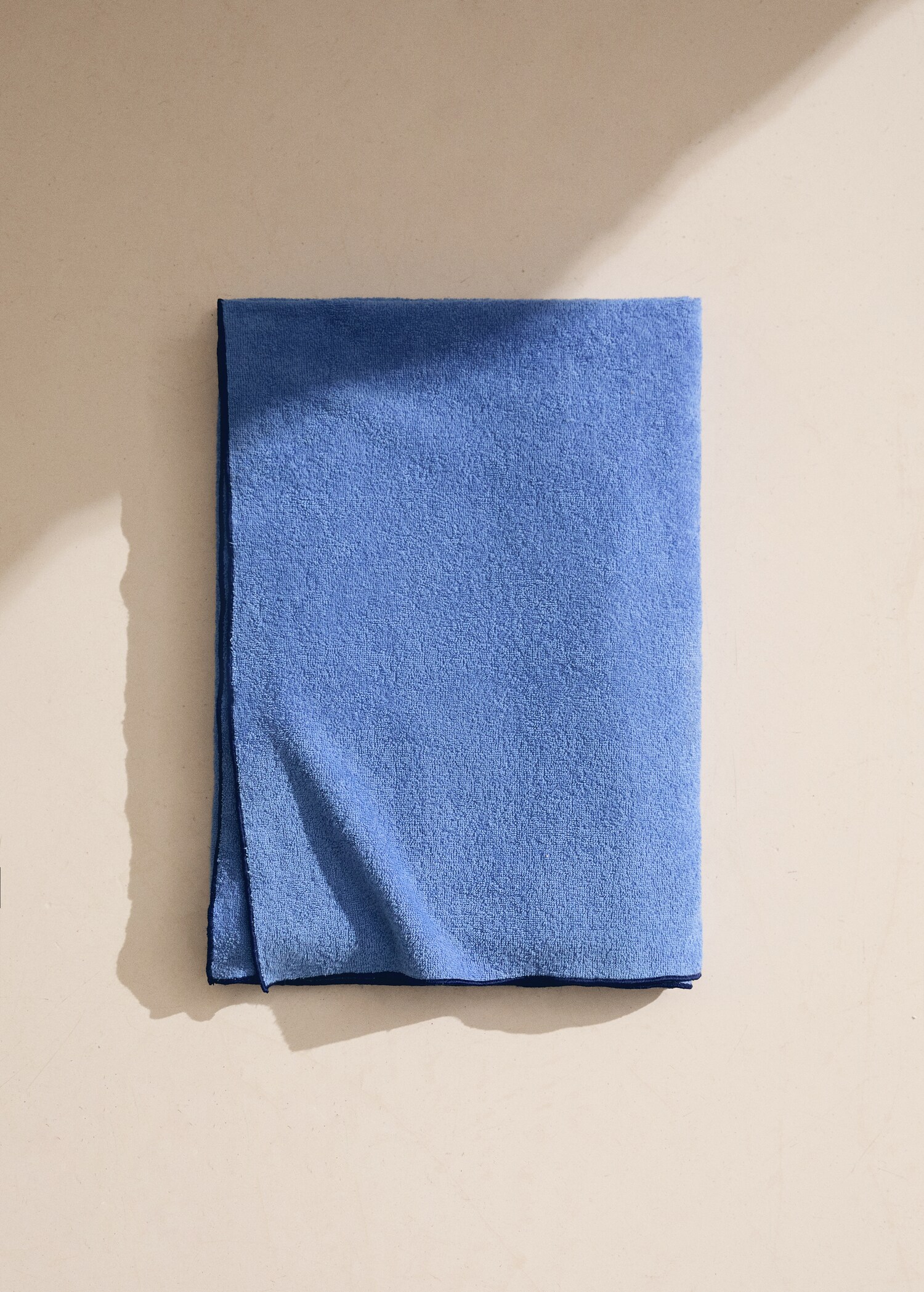 Beach towel with contrasting overlock - General plane