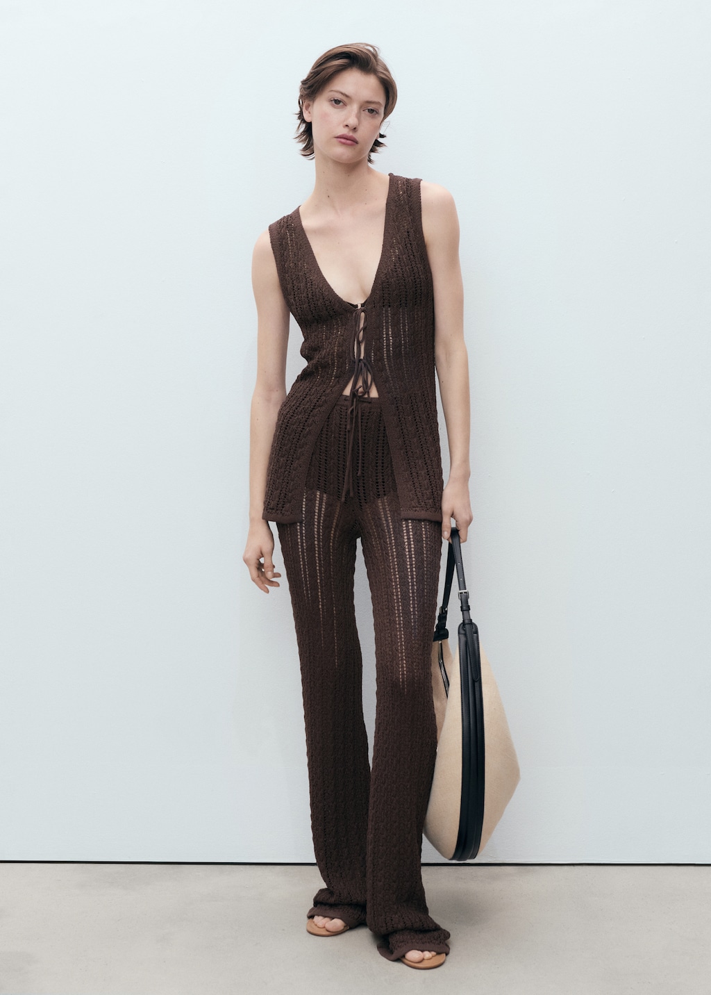 Knitted vest with bow closure