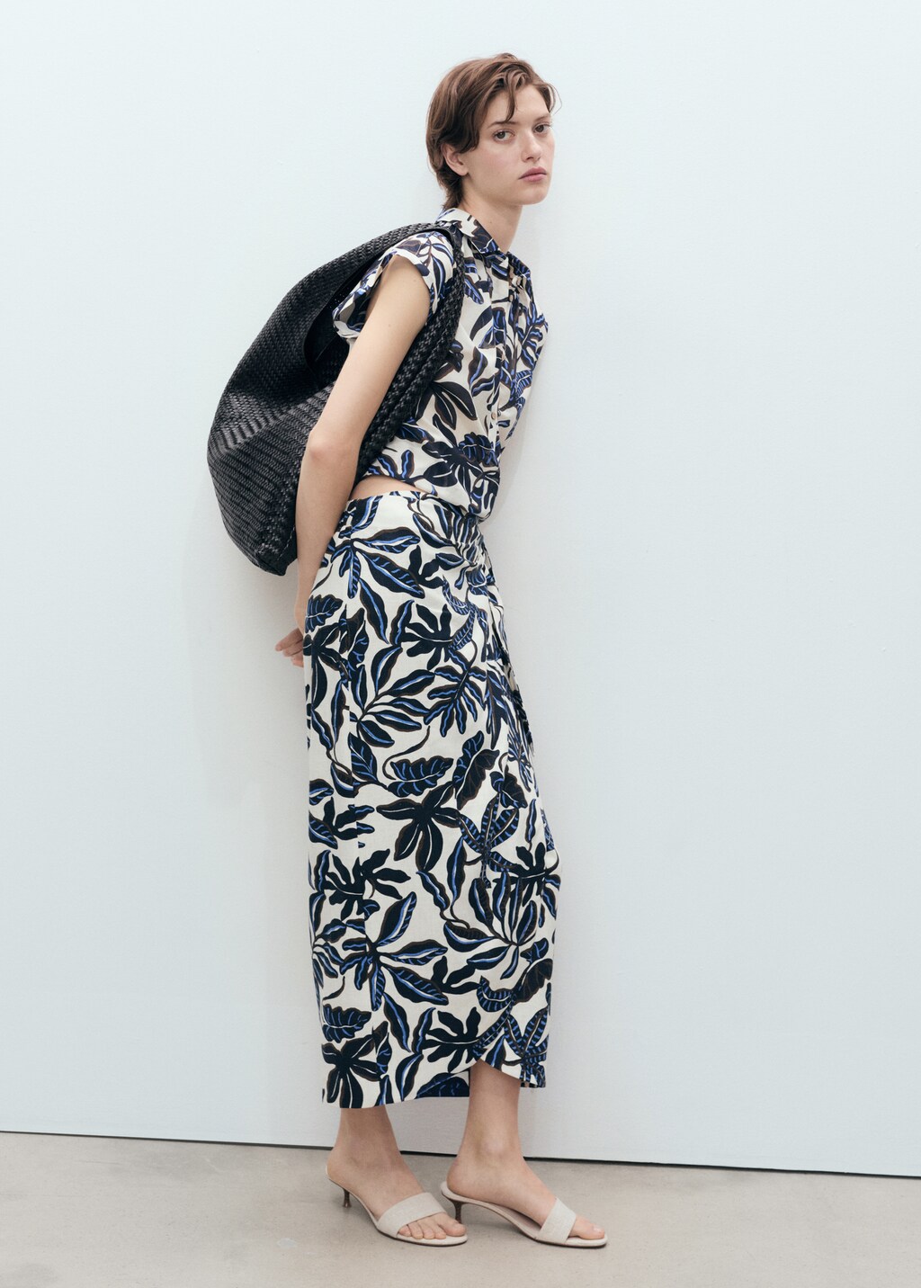 Linen skirt with knot detail - image 2
