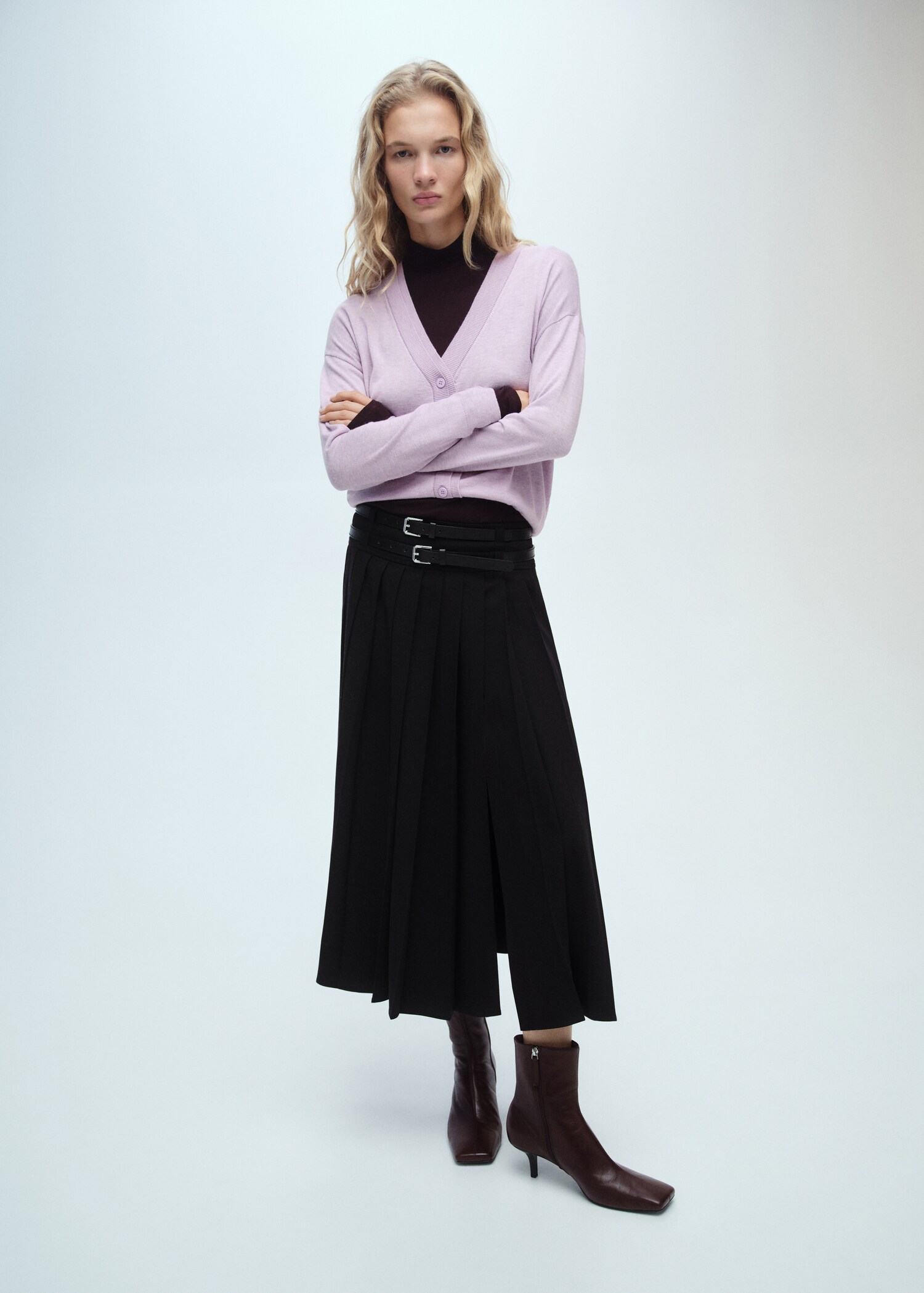 V-neck knitted cardigan - General plane