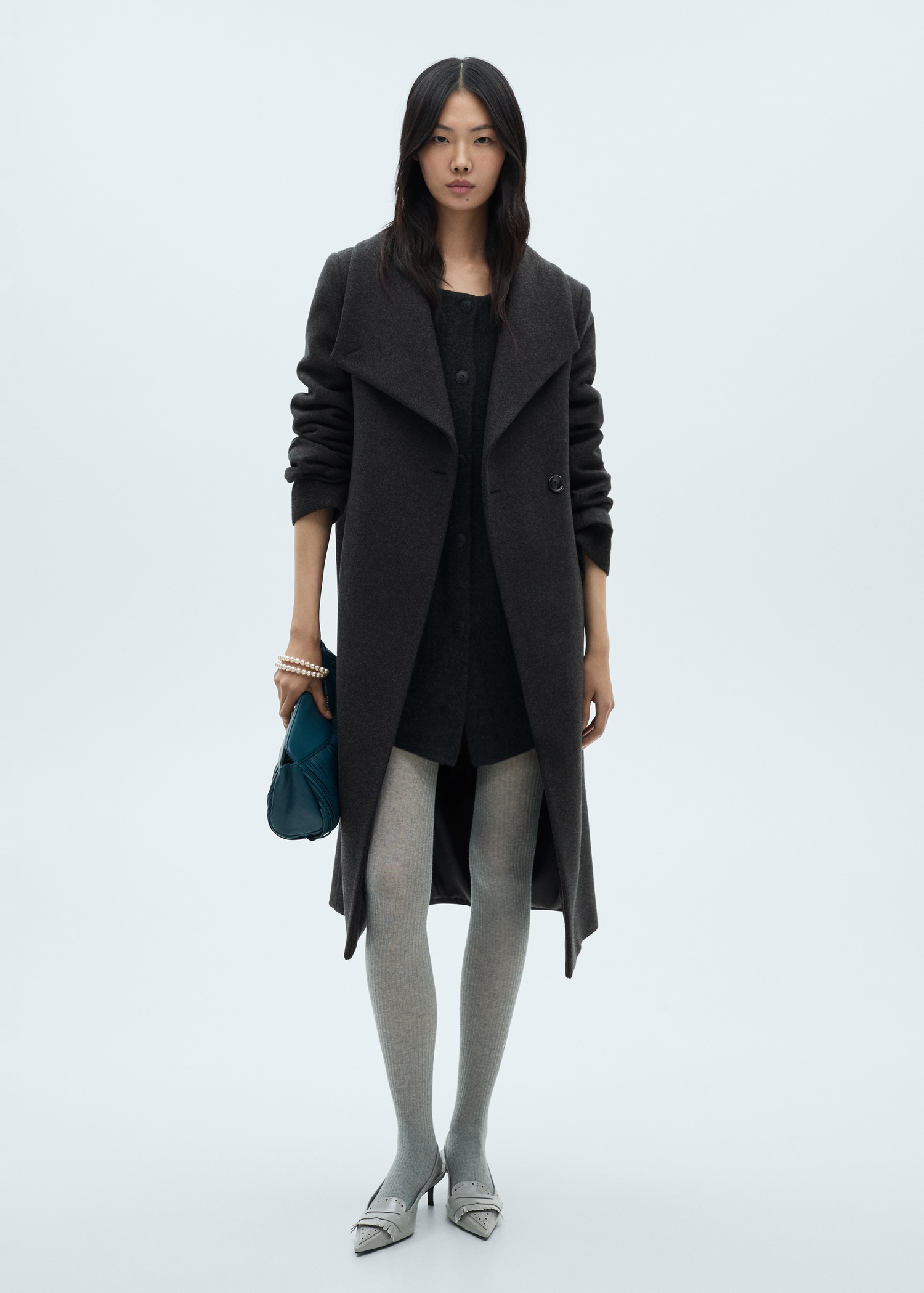 Woollen coat with belt - General plane