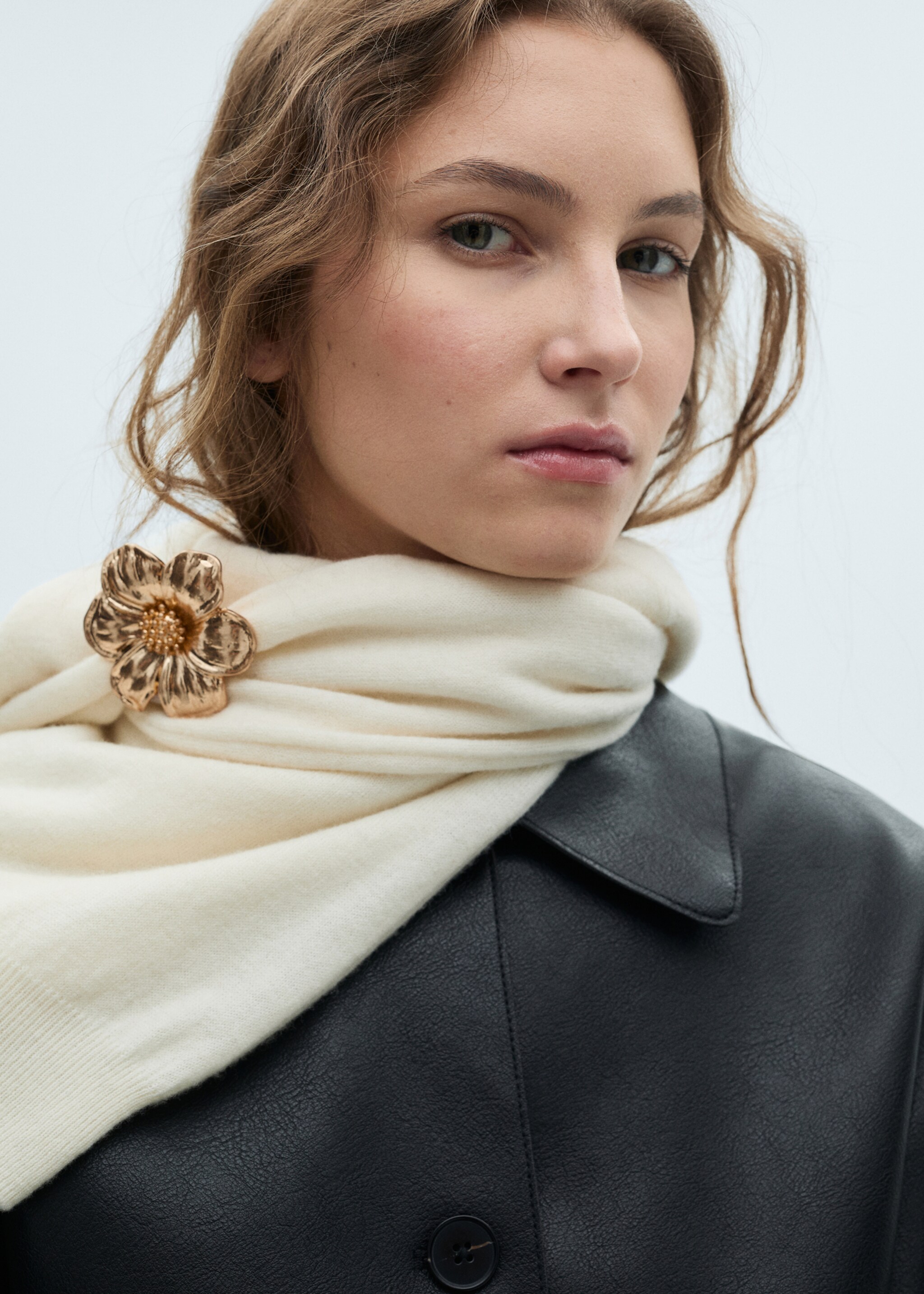 Metallic flower brooch - General plane