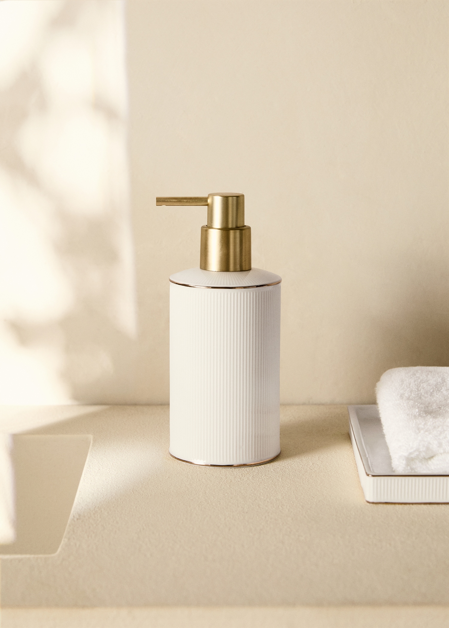 Stoneware soap dispenser with striped design - Home | MANGO Greece