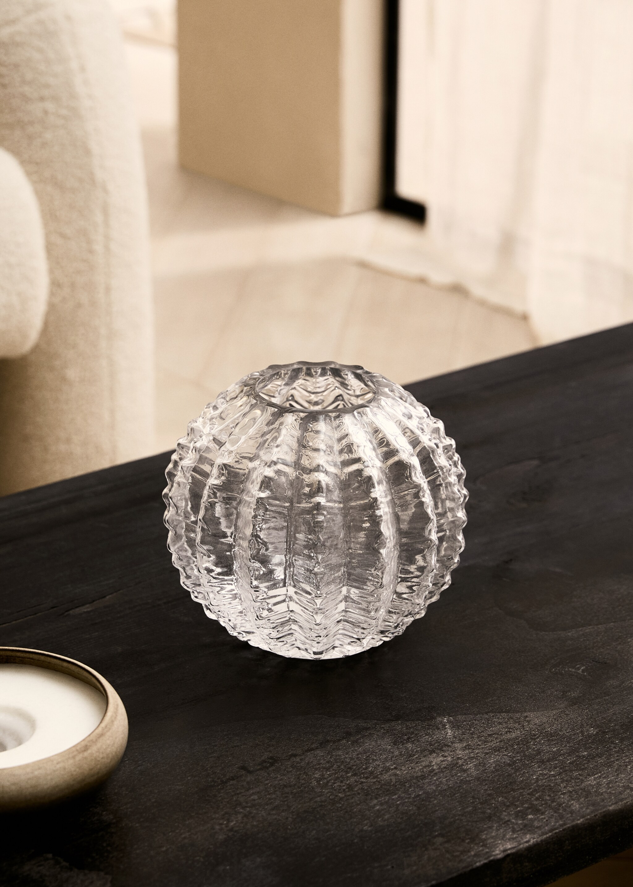 Round glass vase with relief - General plane