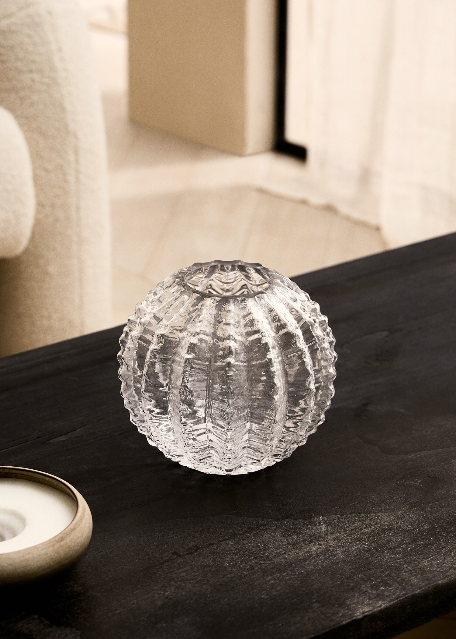 Round glass vase with relief - General plane