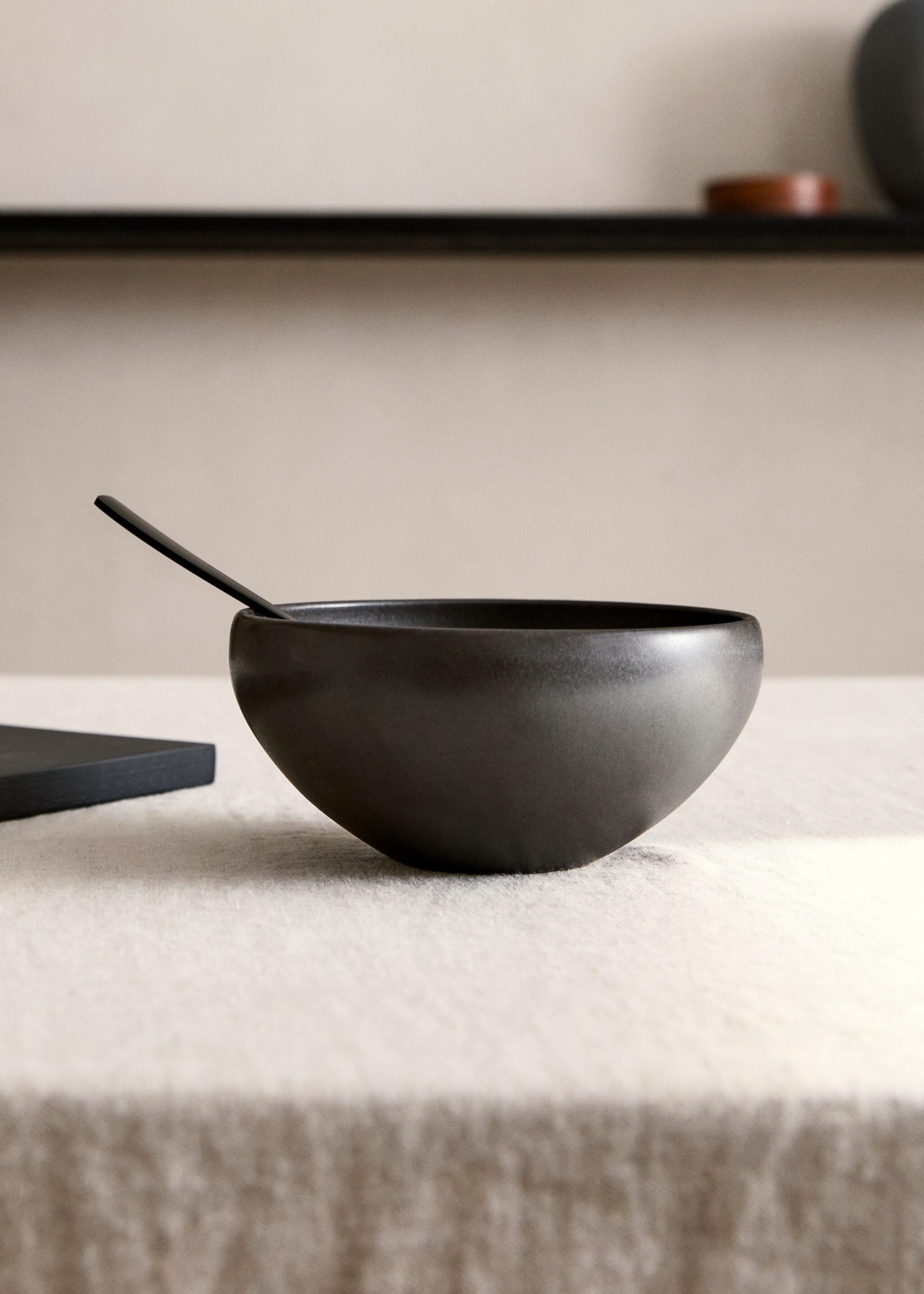 Matte terracotta bowl - General plane