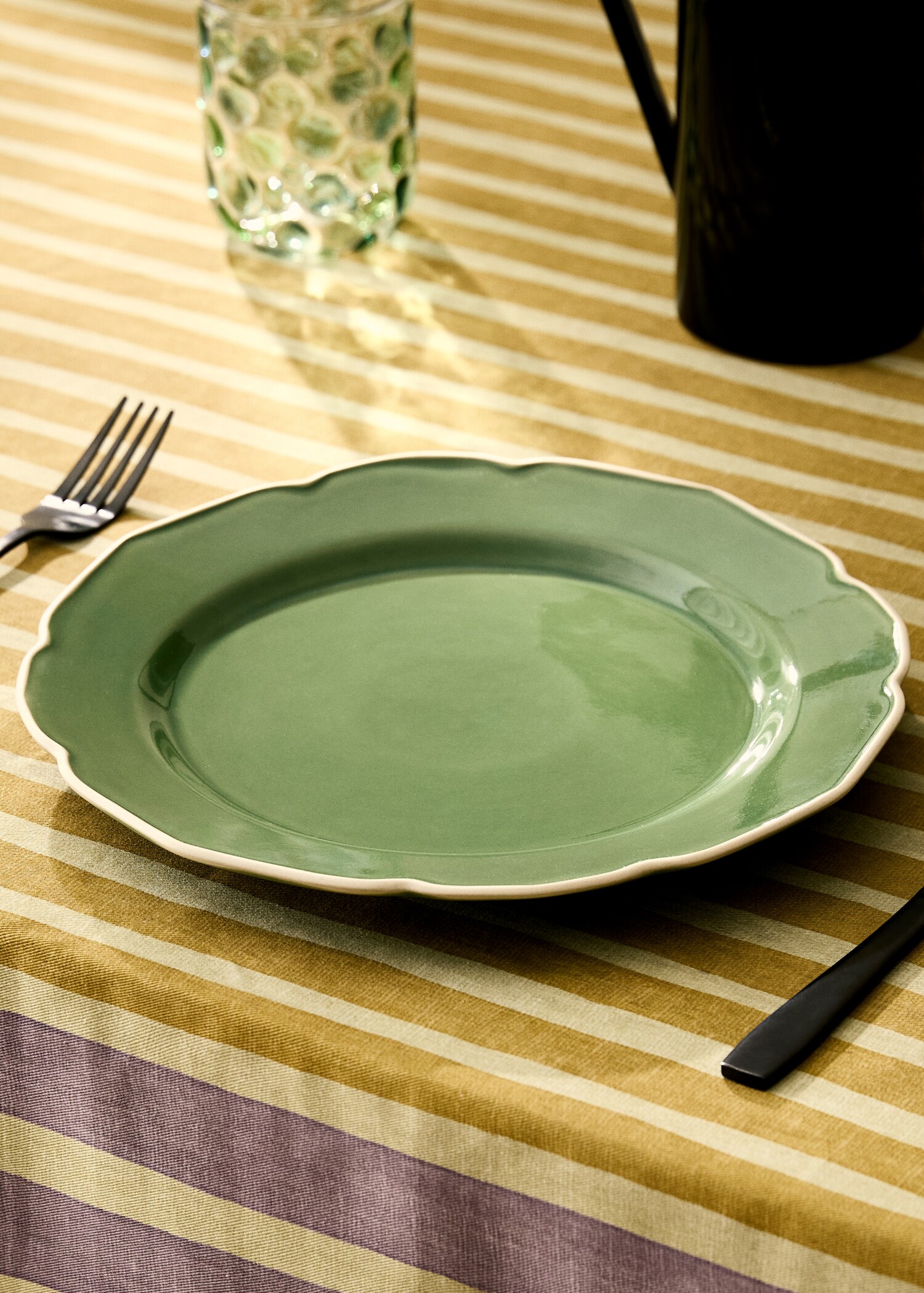 Stoneware flat plate with wavy design - General plane