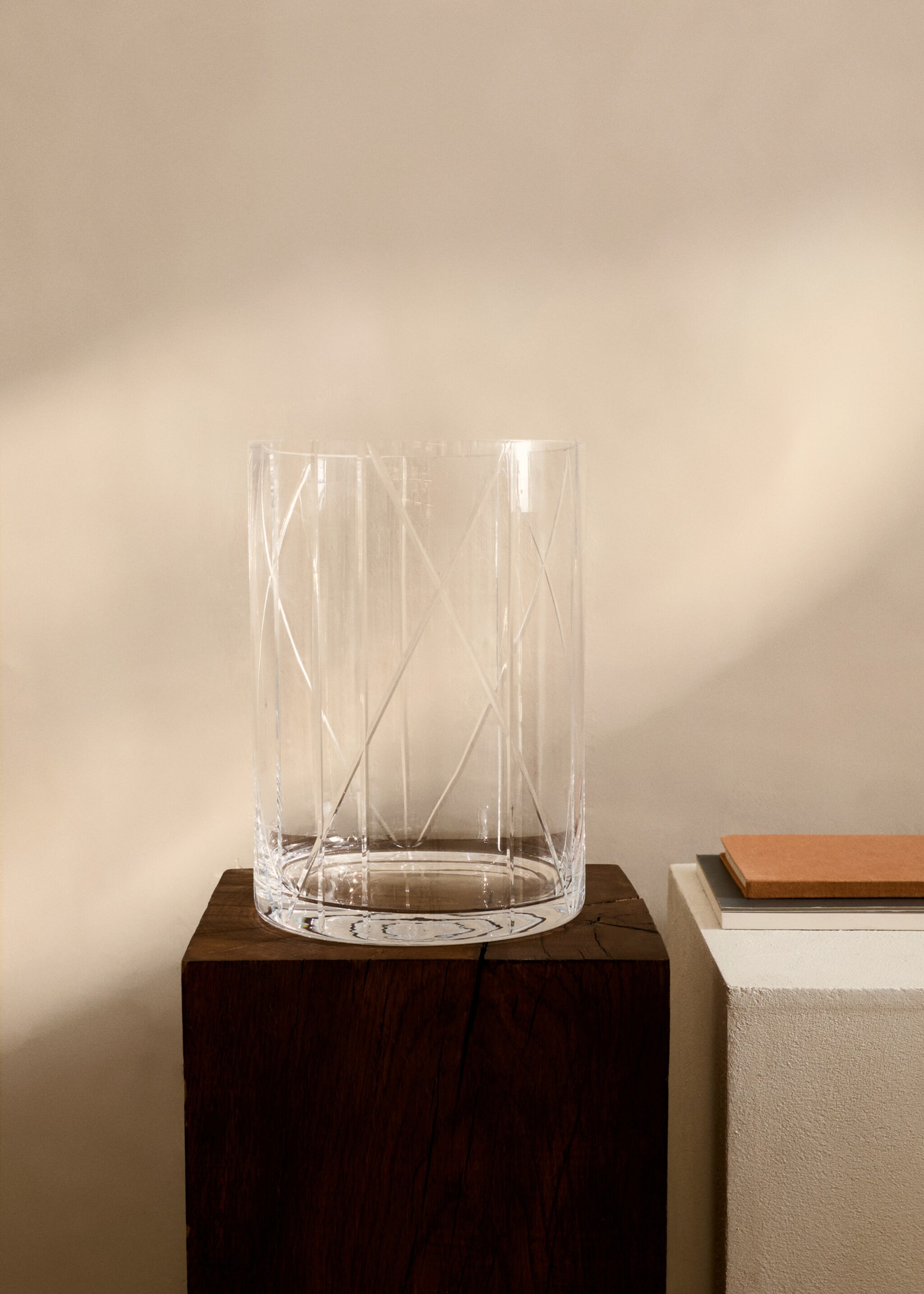 Hand-blown carved glass vase - General plane