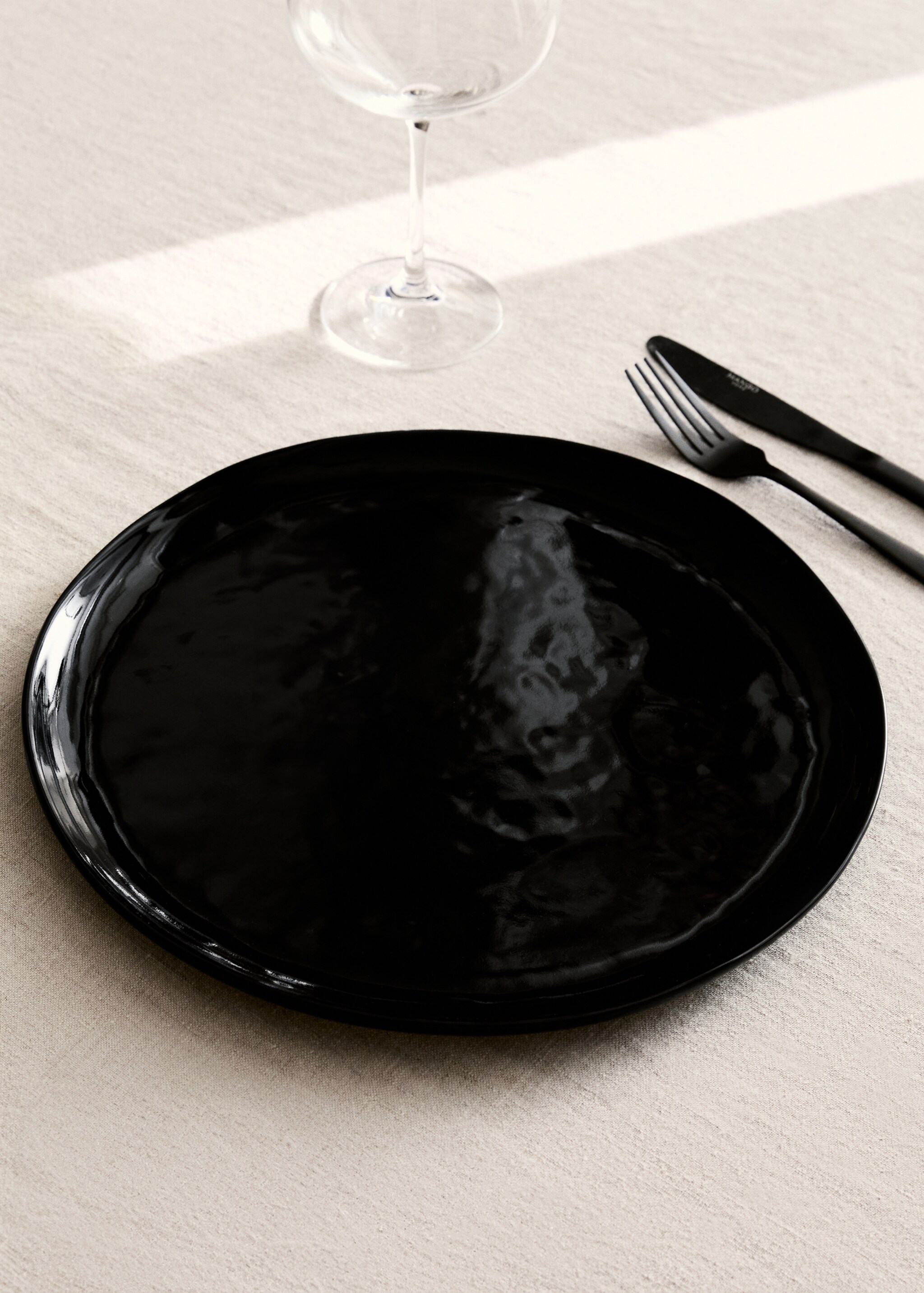 Stoneware underplate with plain design - General plane