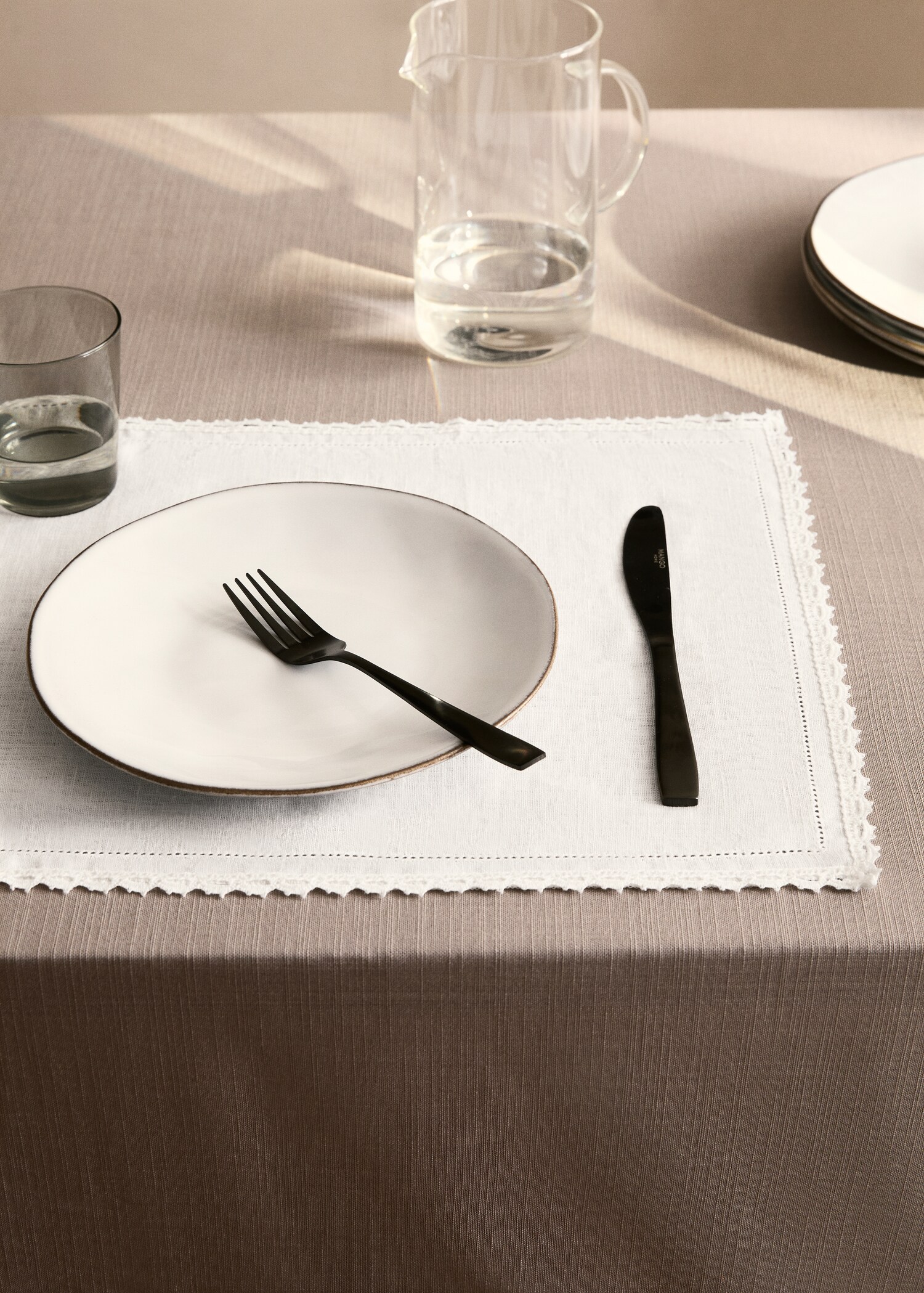 Linen placemat finished with lace - General plane