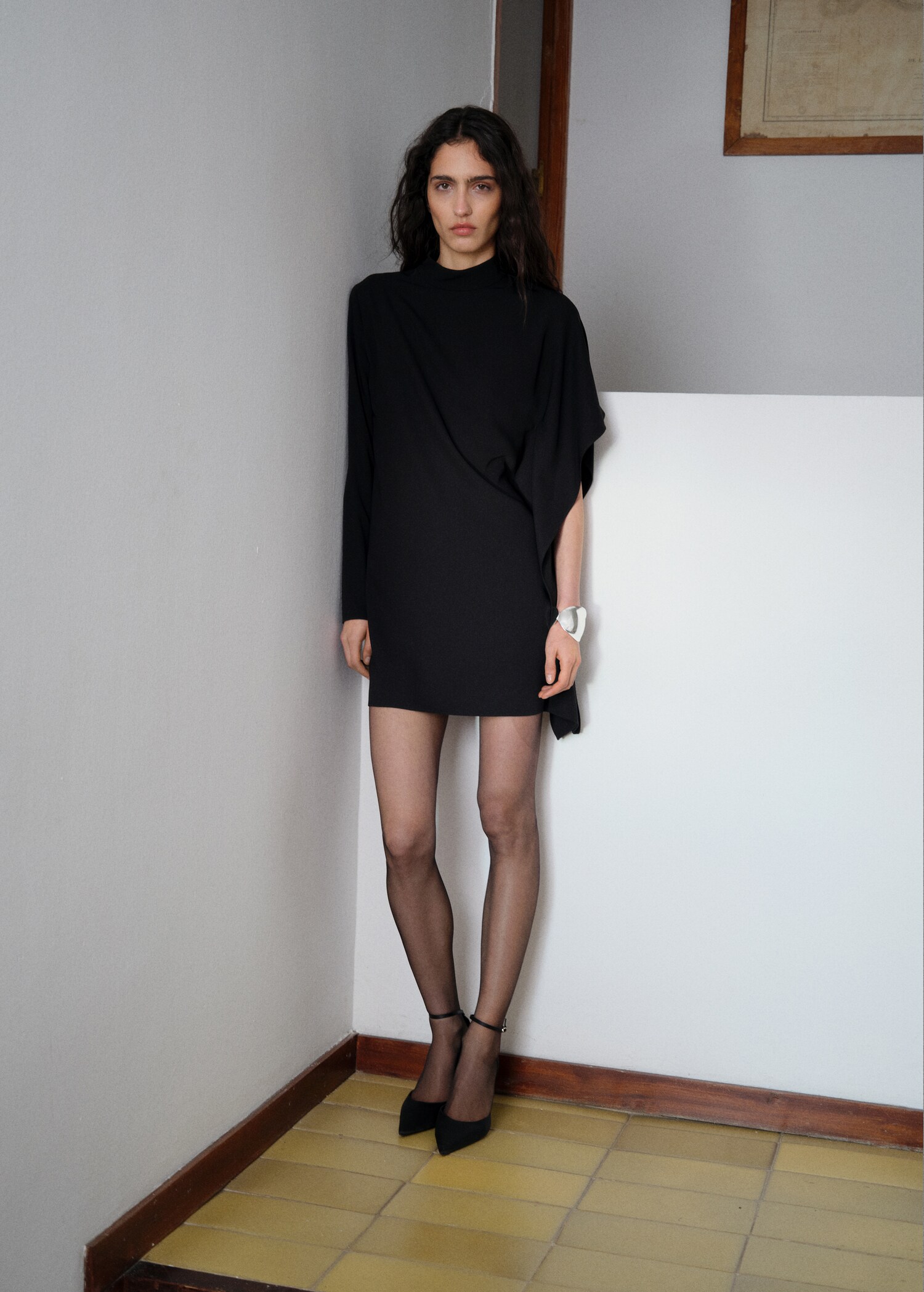 Robe courte manches asymétriques - Plan général