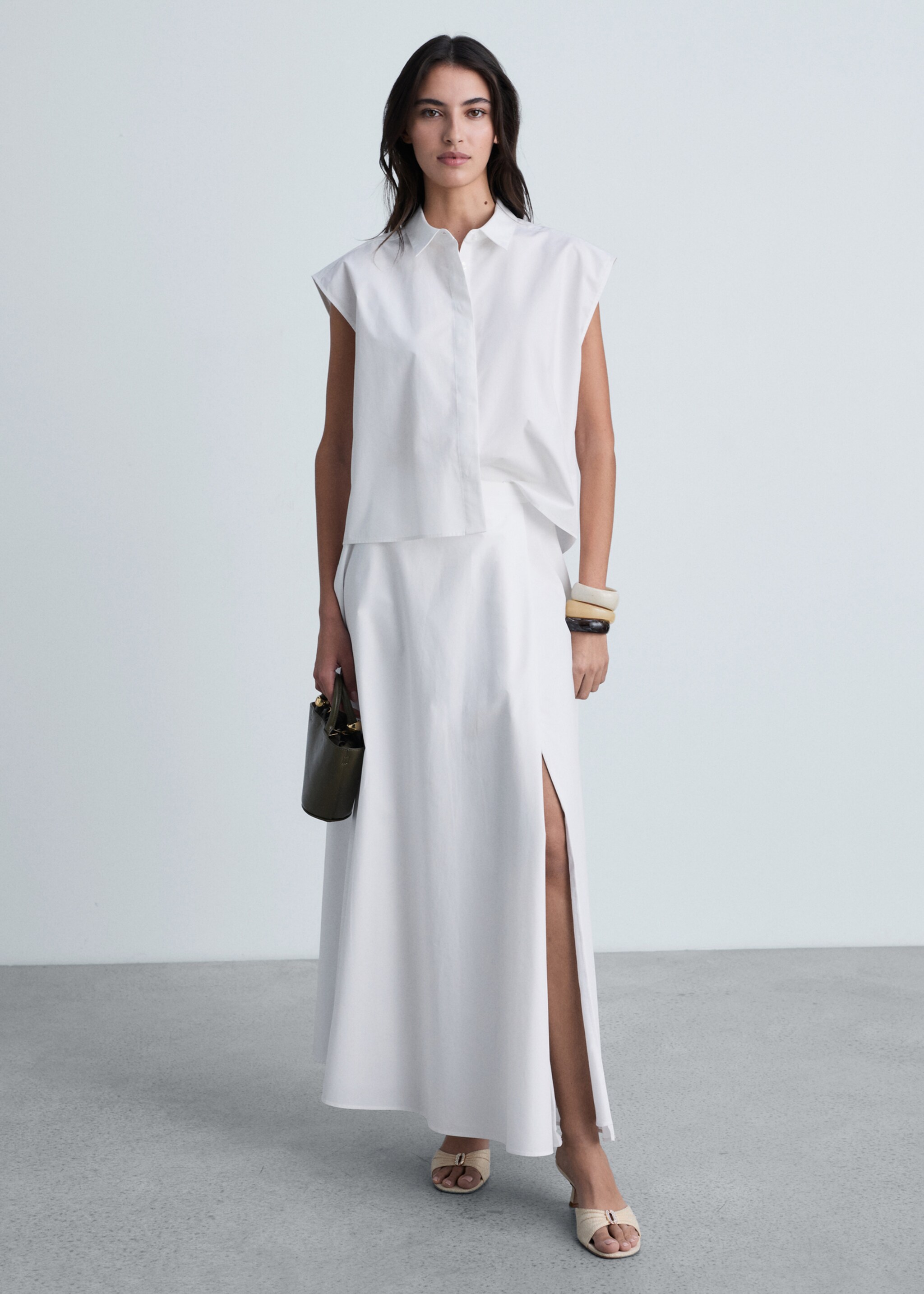 Long flared skirt with opening - General plane