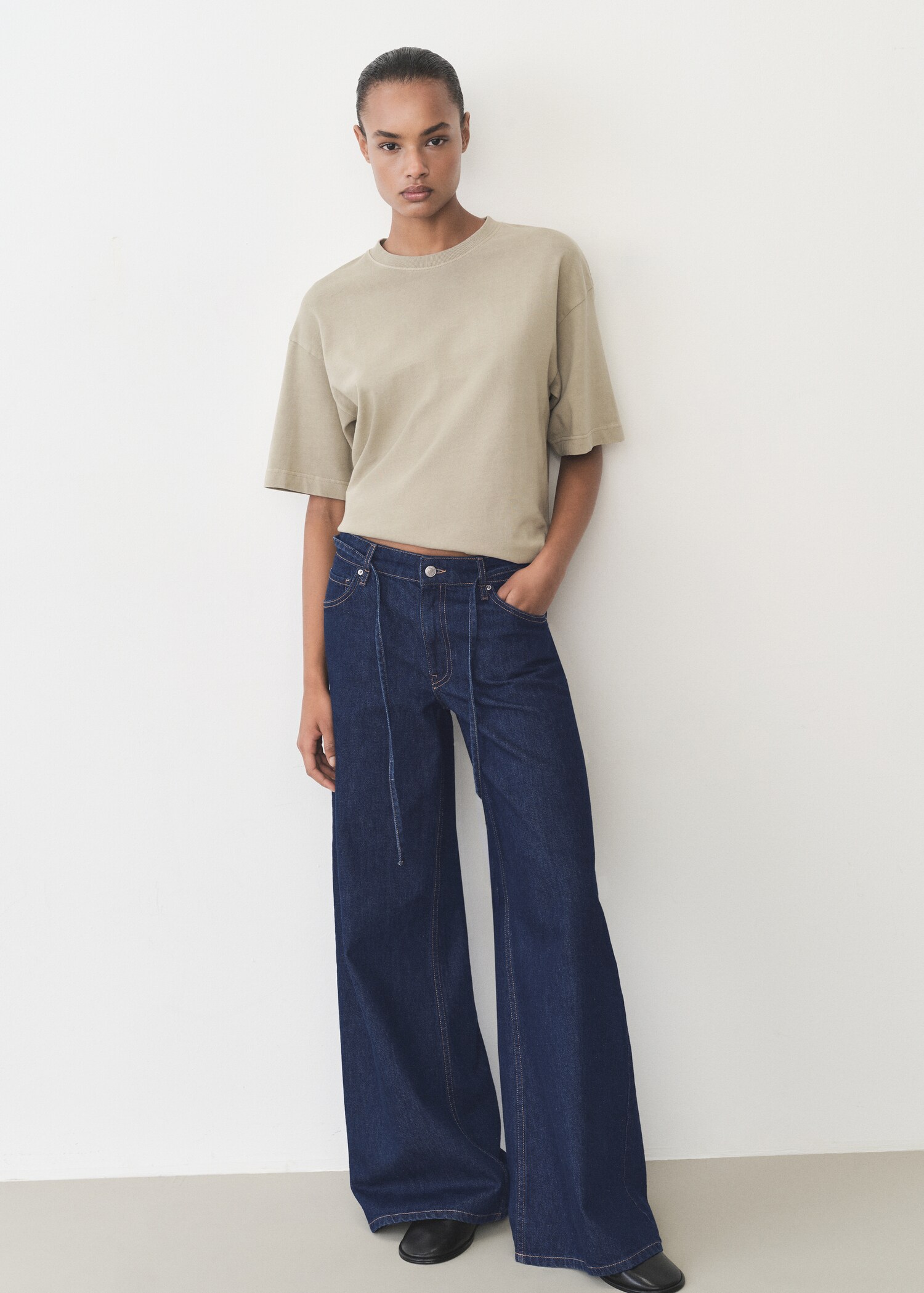Jeans mit weitem Bein, niedriger Taille und Gürtel - Allgemeine Ansicht