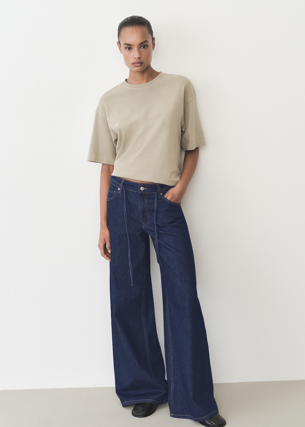 Low-rise wide leg jeans with belt