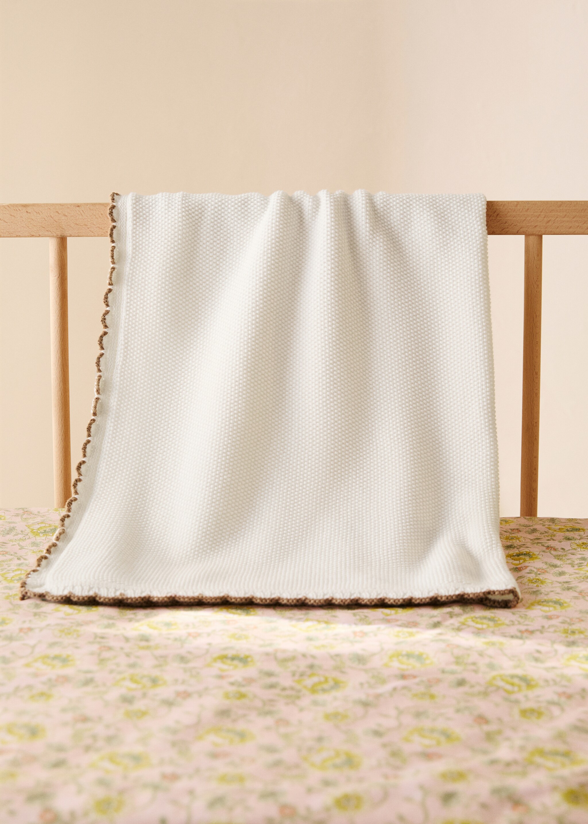 Cotton knitted children's blanket with crochet trim - General plane