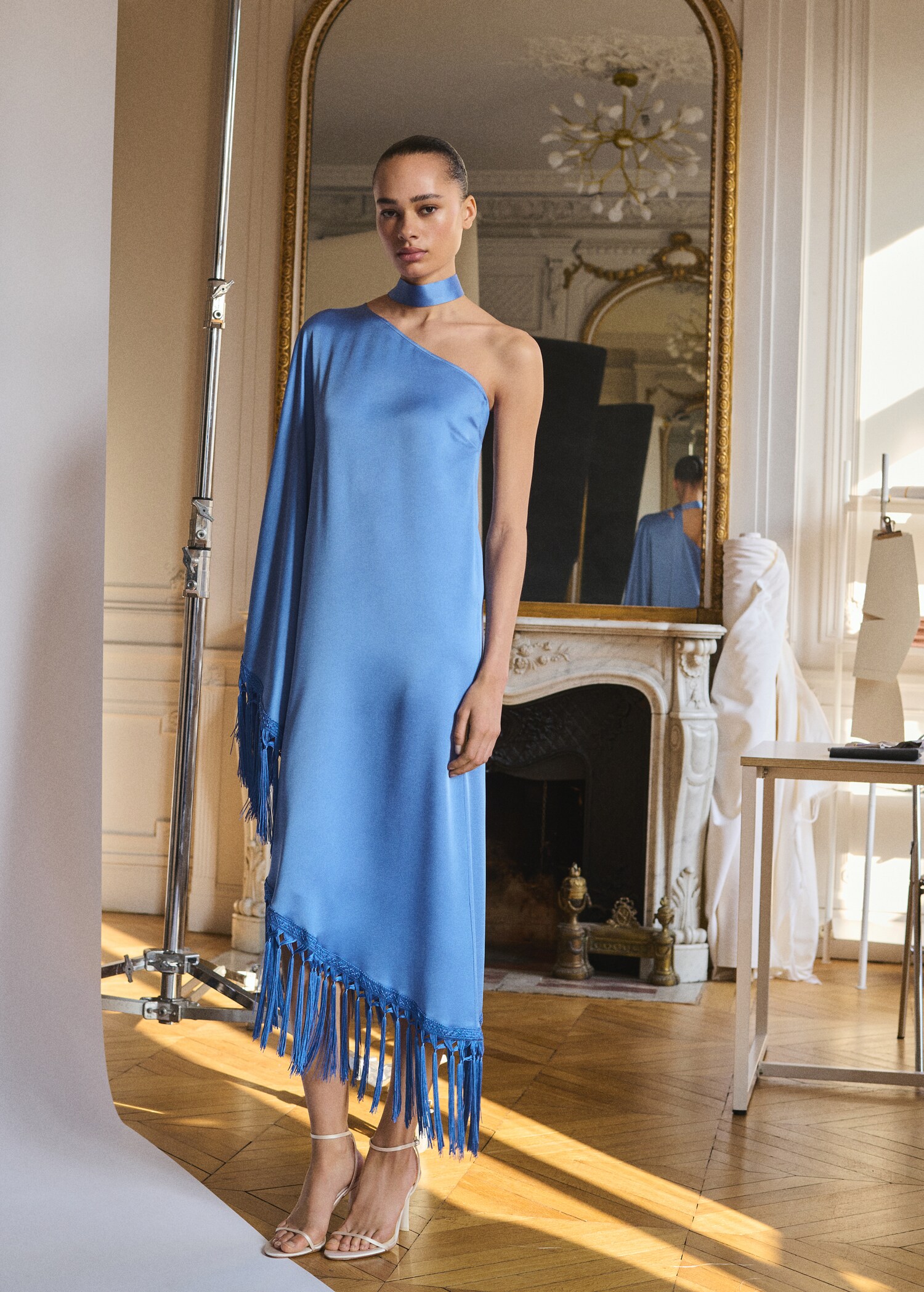 Vestido acetinado assimétrico com franjas - Plano geral