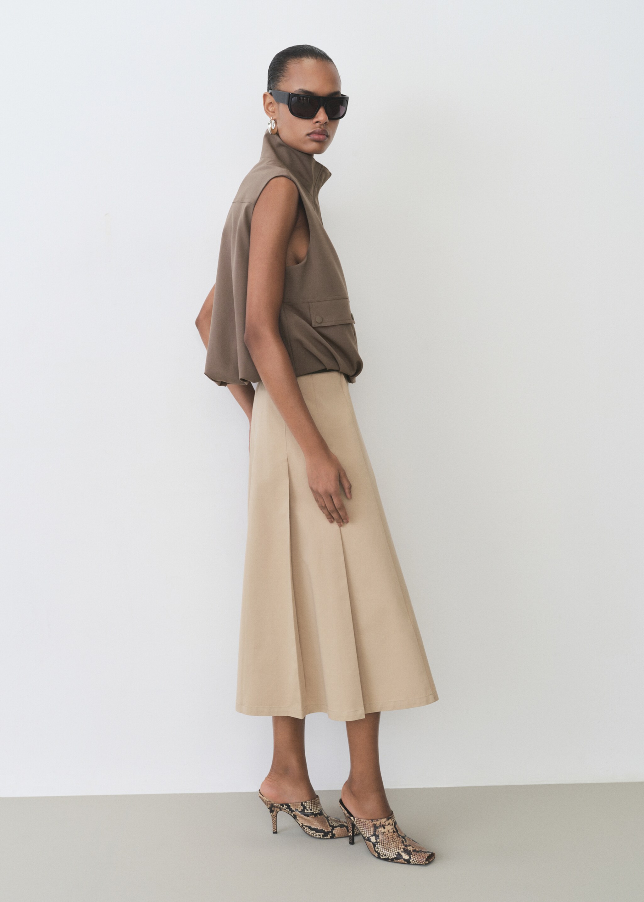 Flared skirt with pleated detail - General plane
