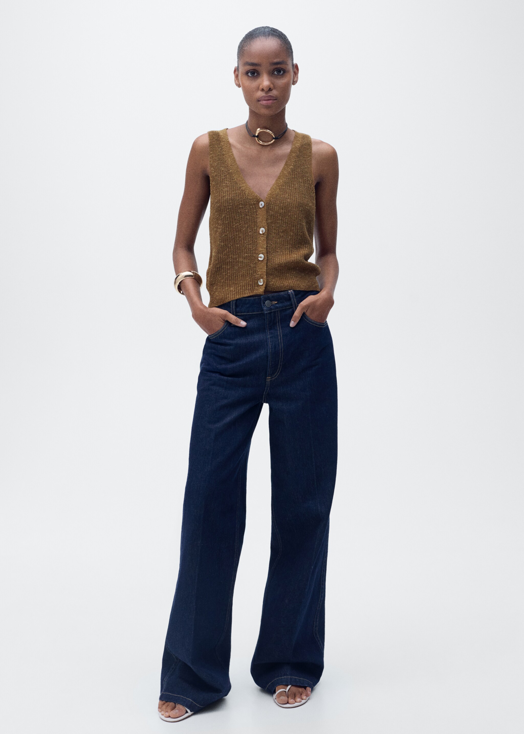 Chunky-knit waistcoat with buttons - General plane
