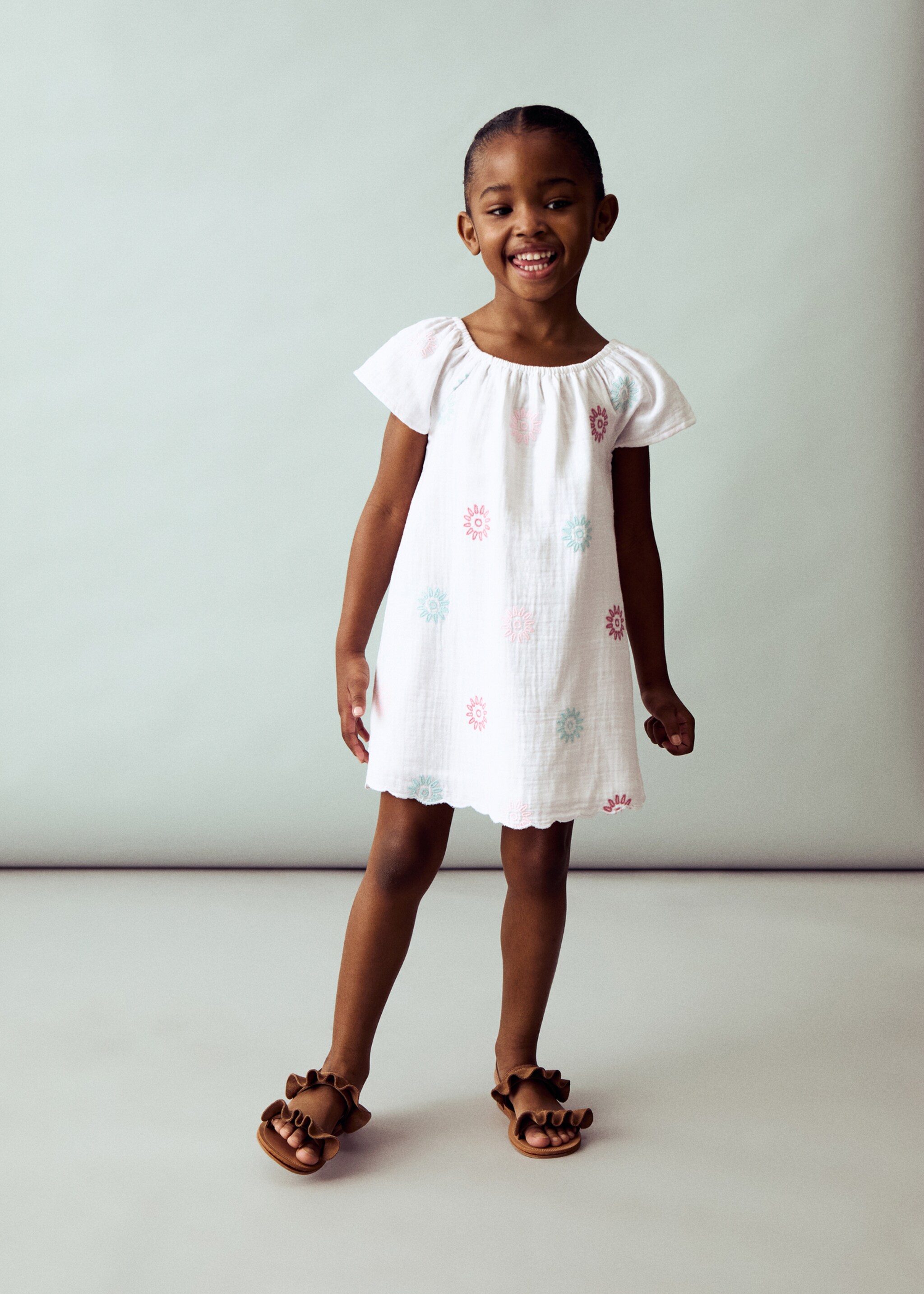 Kleid mit gestickten Details - Allgemeine Ansicht