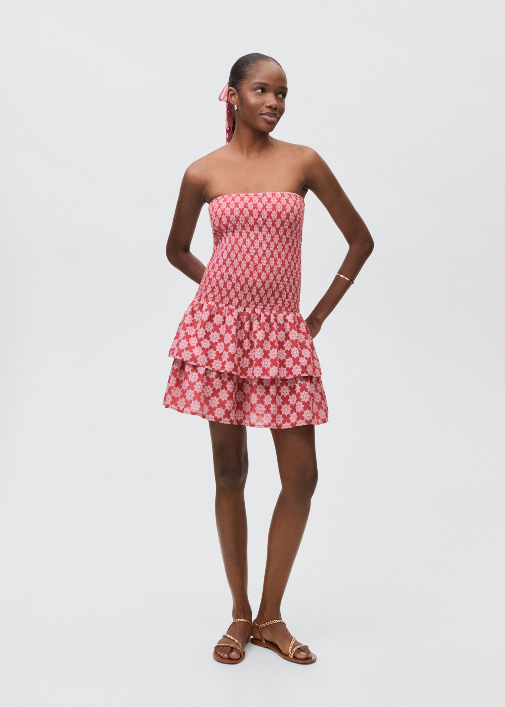 Gerafftes Kleid mit Rüschen - Allgemeine Ansicht