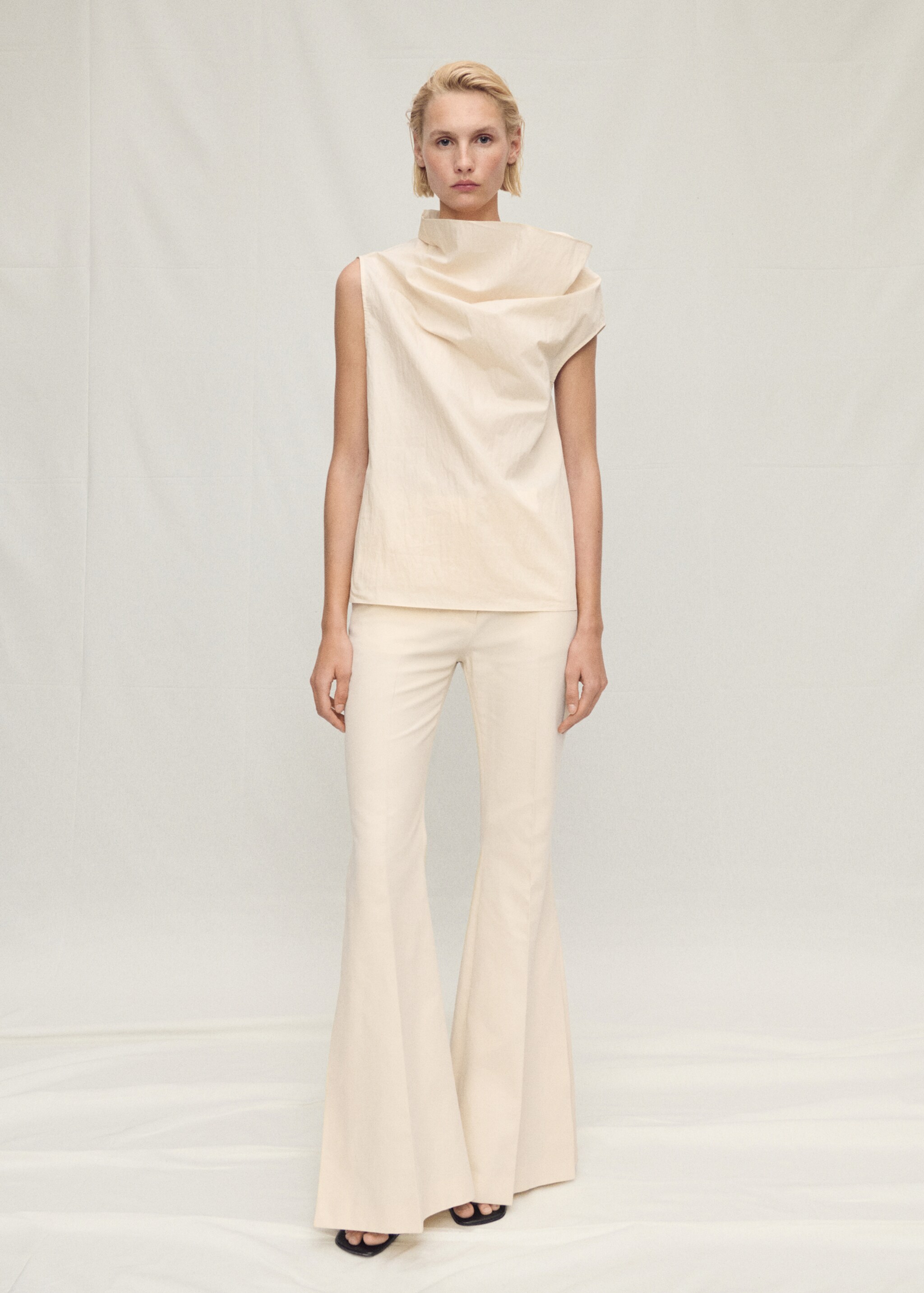 Cotton blouse with asymmetrical collar - General plane