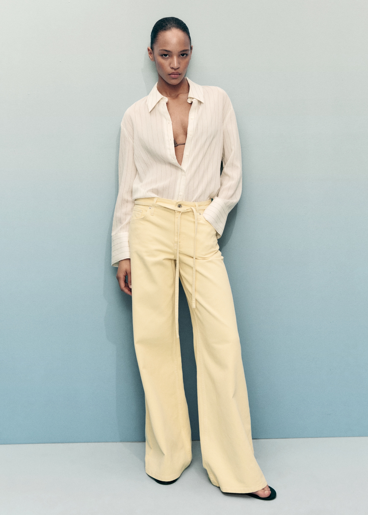 Jeans mit weitem Bein, niedriger Taille und Gürtel - Allgemeine Ansicht