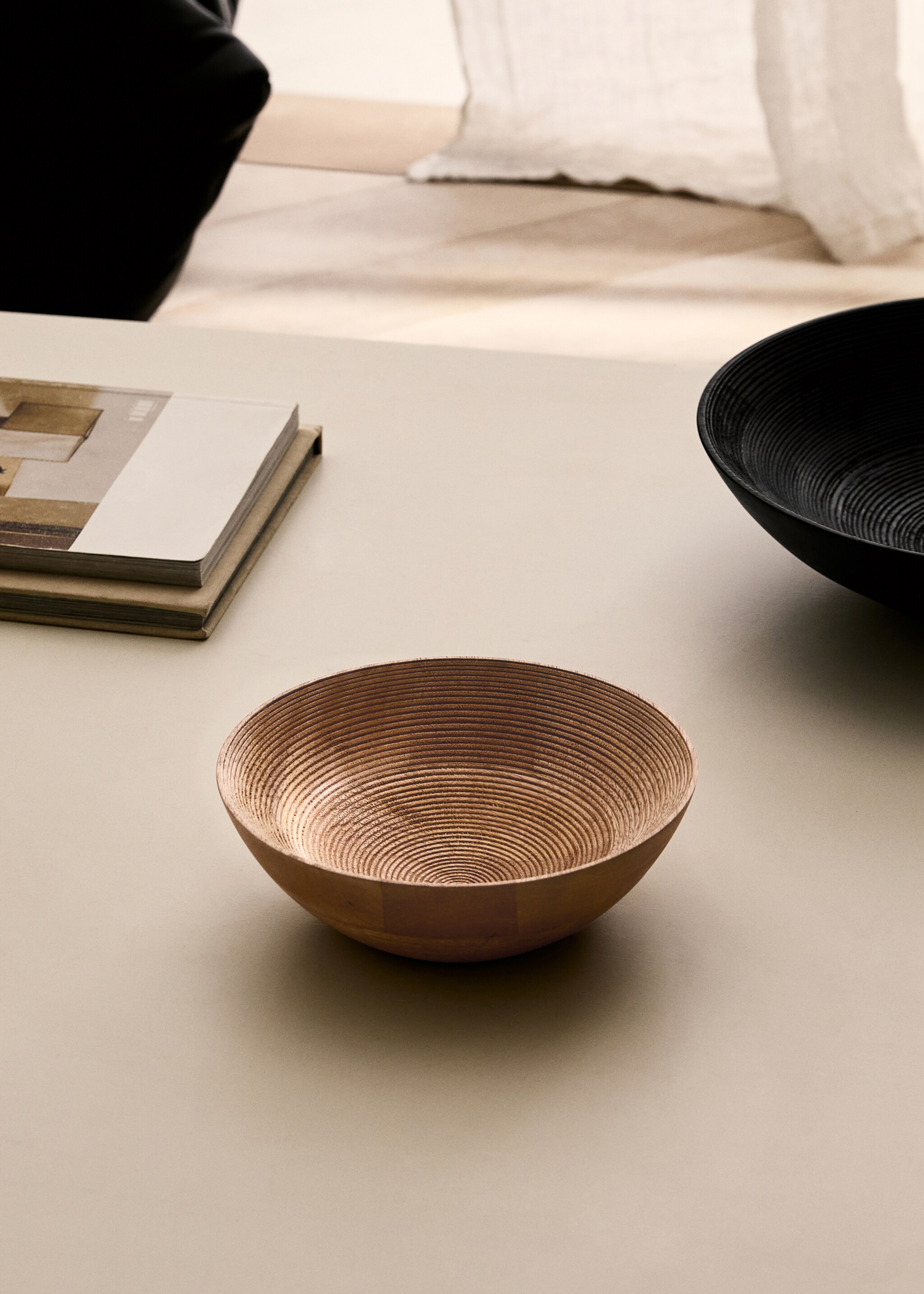 Medium wooden decorative bowl - General plane