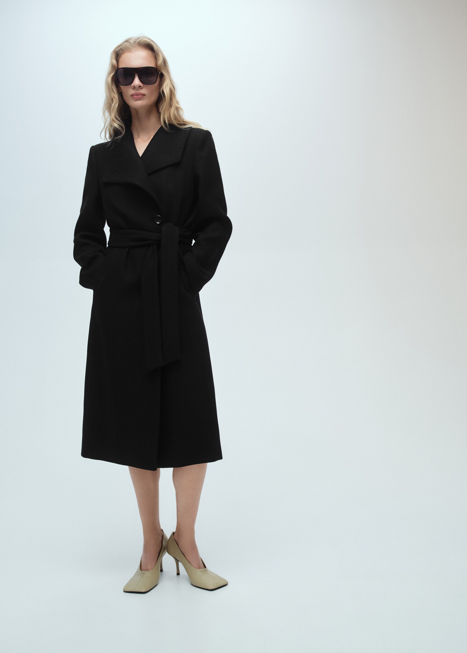 Woollen coat with belt - General plane