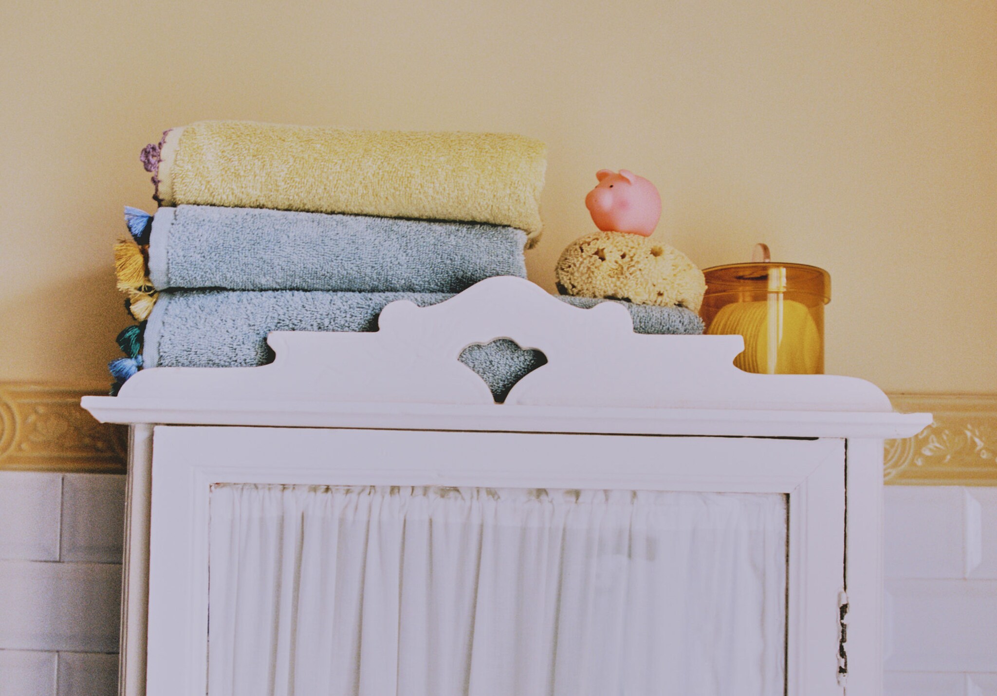Cotton children's multi-coloured bath towel with pompoms - Panoramic plane