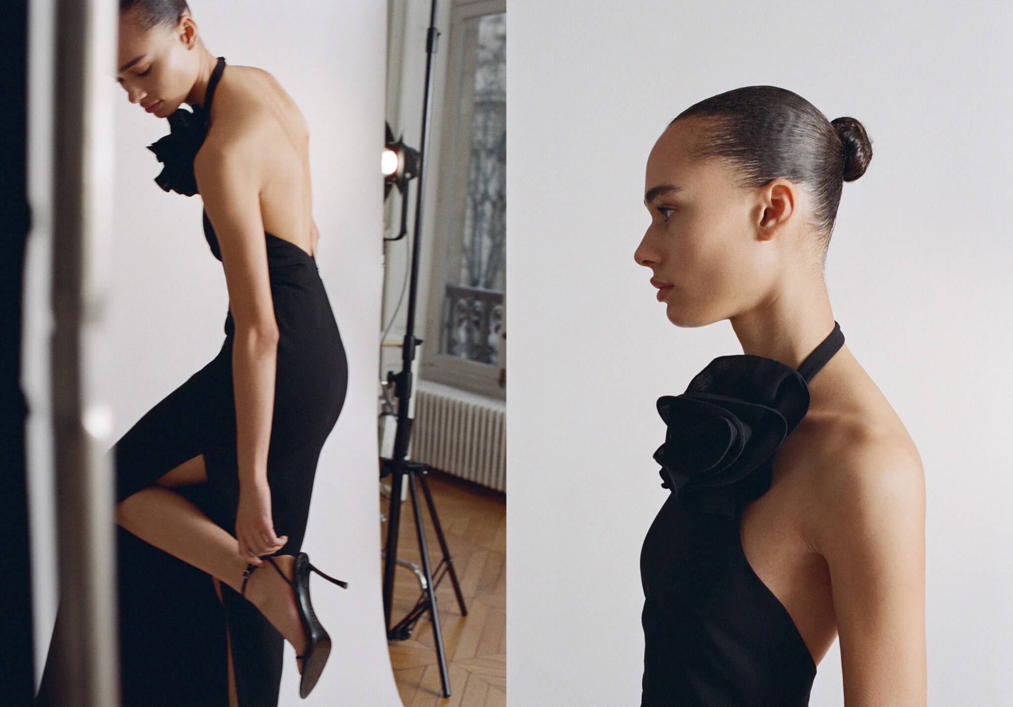 Vestido halter drapeado adorno flor - Plano panorámico