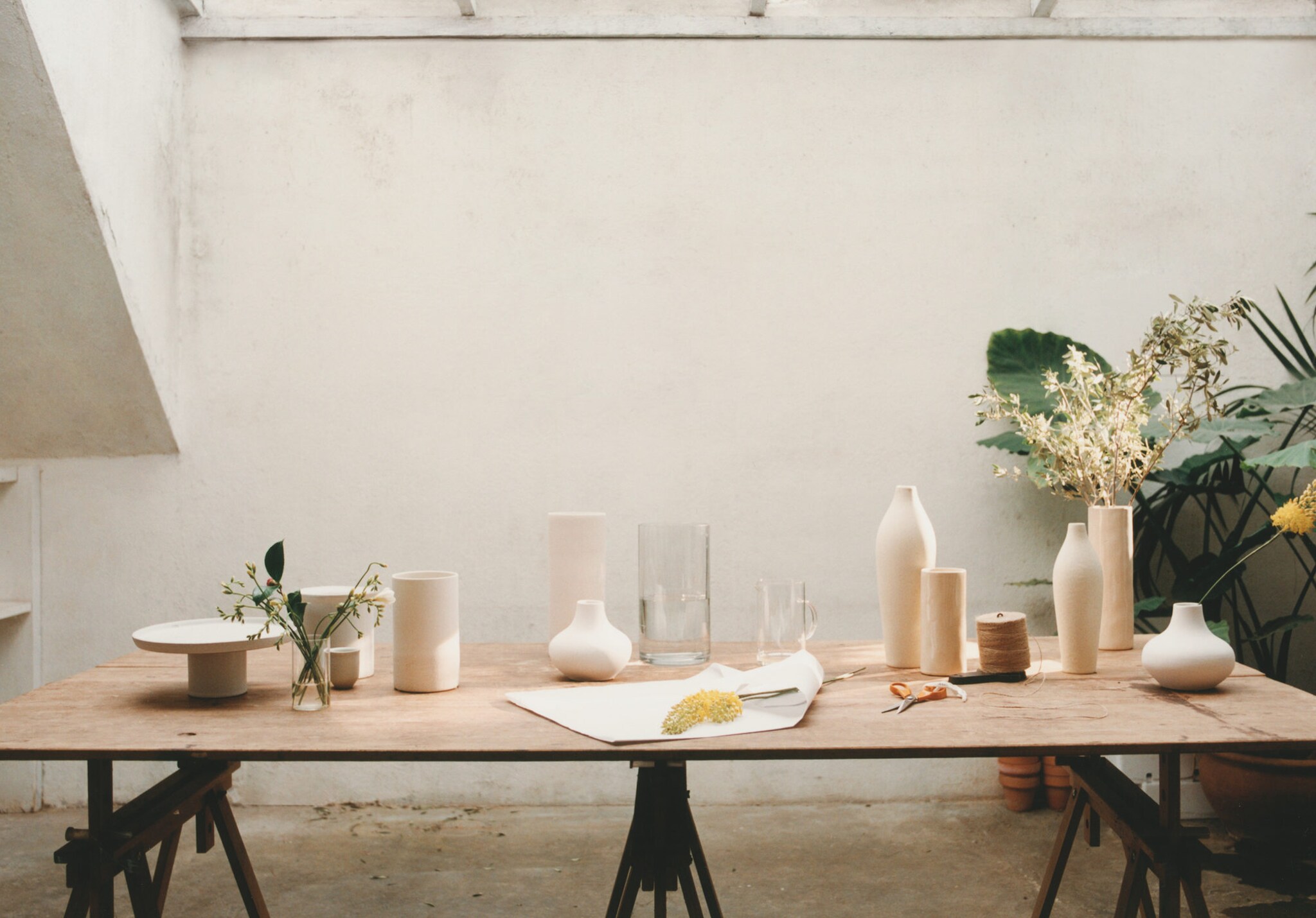 Medium elongated design earthenware vase - Panoramic plane