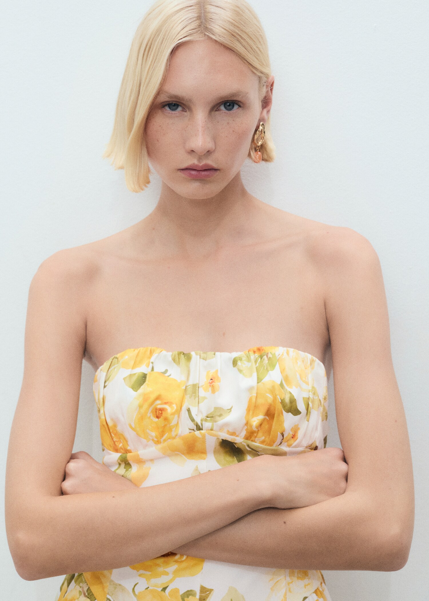 Gebloemde midi-jurk met gerimpeld decolleté - Detail van het artikel 1