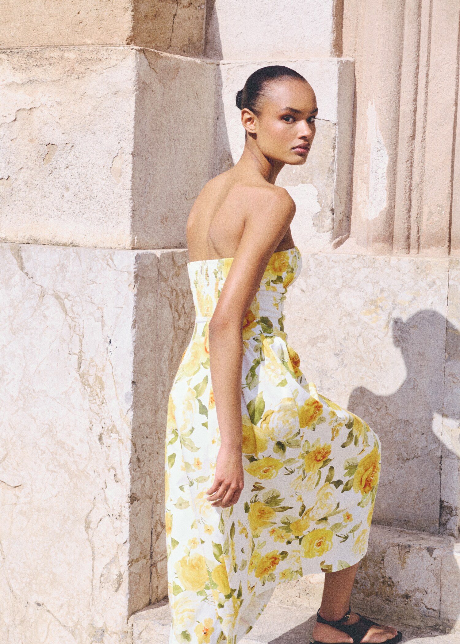 Gebloemde midi-jurk met gerimpeld decolleté - Detail van het artikel 7