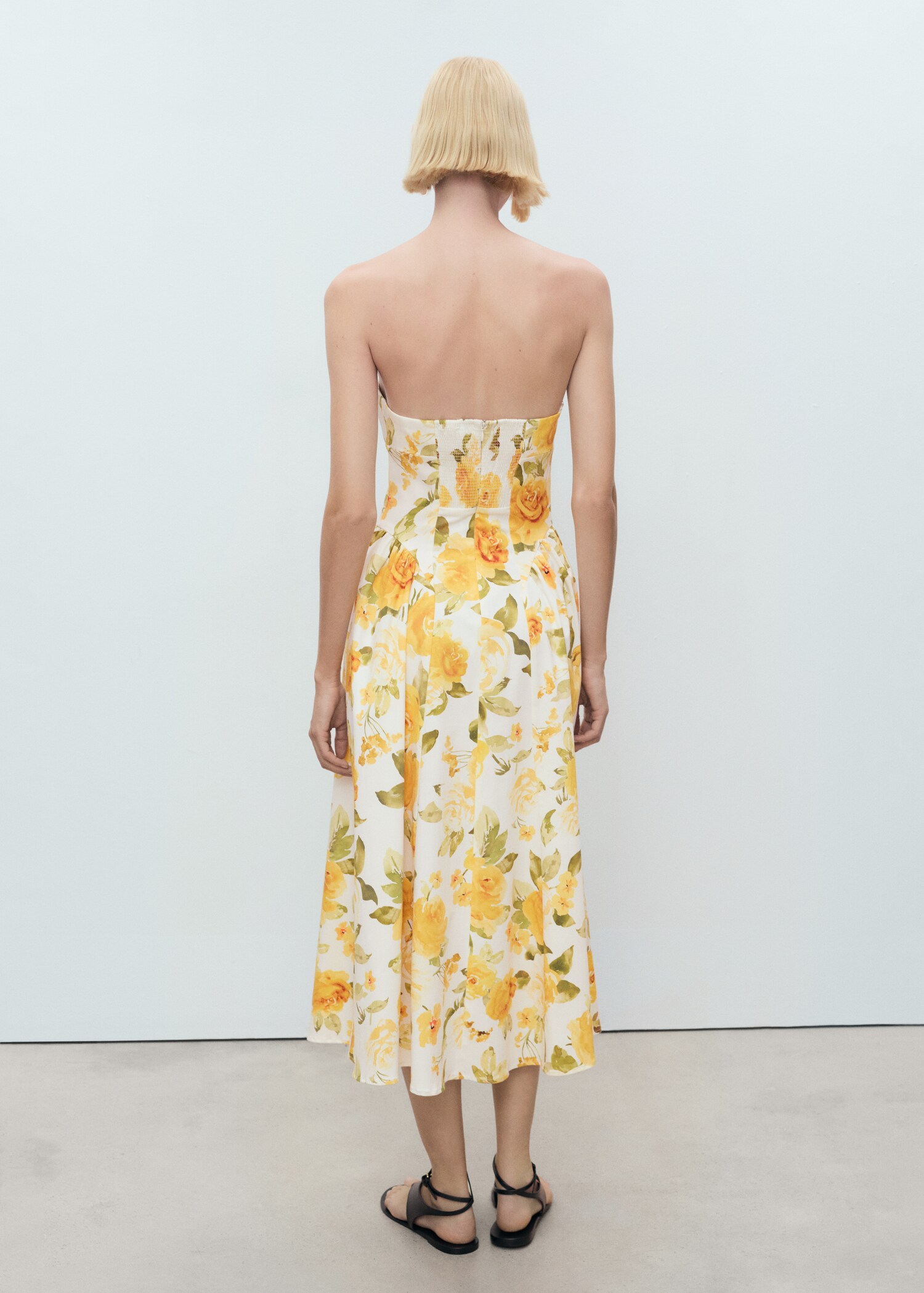 Gebloemde midi-jurk met gerimpeld decolleté - Achterkant van het artikel