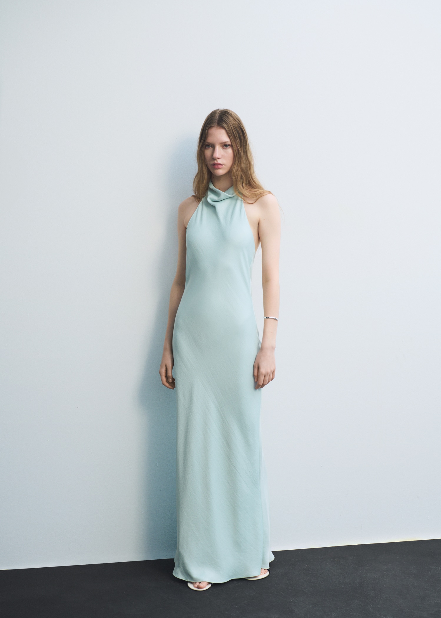 Vestido satinado cuello halter Mujer MANGO - Main Image