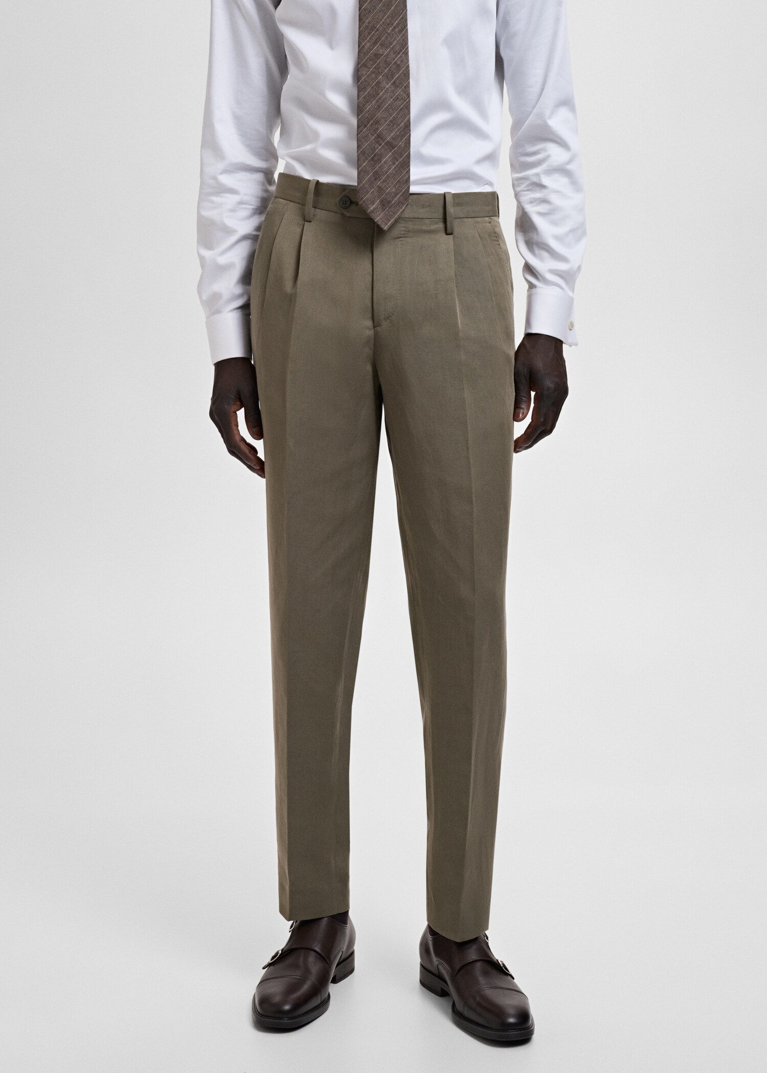Pantalon costume slim-fit lin mélangé à pinces - Plan moyen