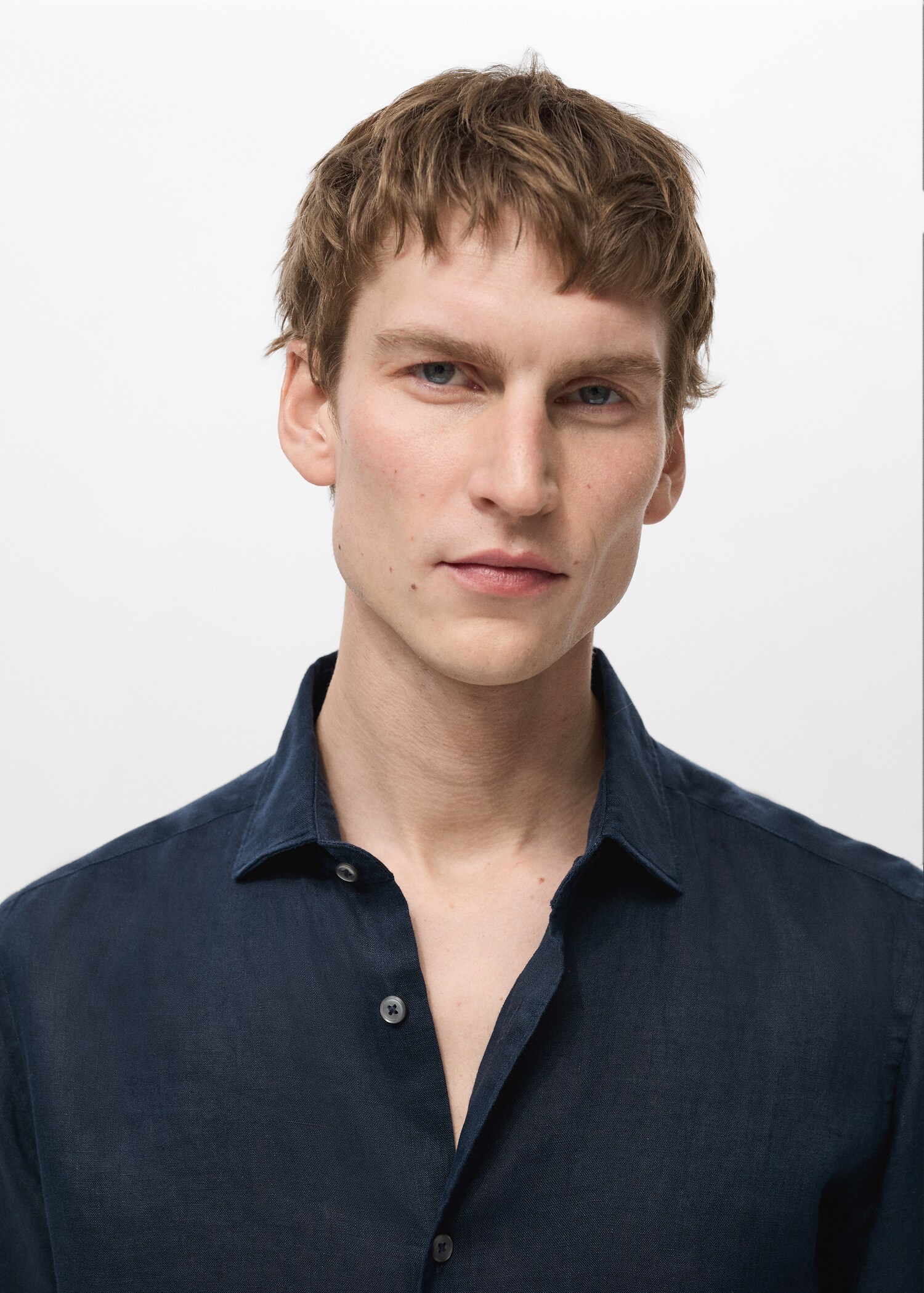 100% linen slim-fit shirt - Details of the article 2