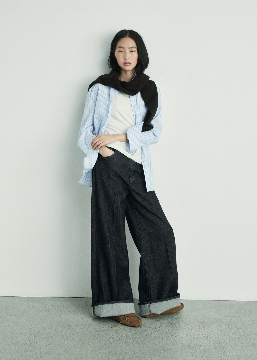 Wide leg mid-rise jeans