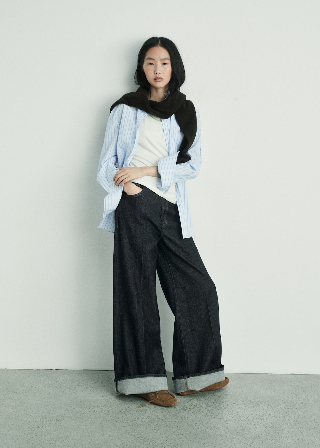 Wide leg mid-rise jeans